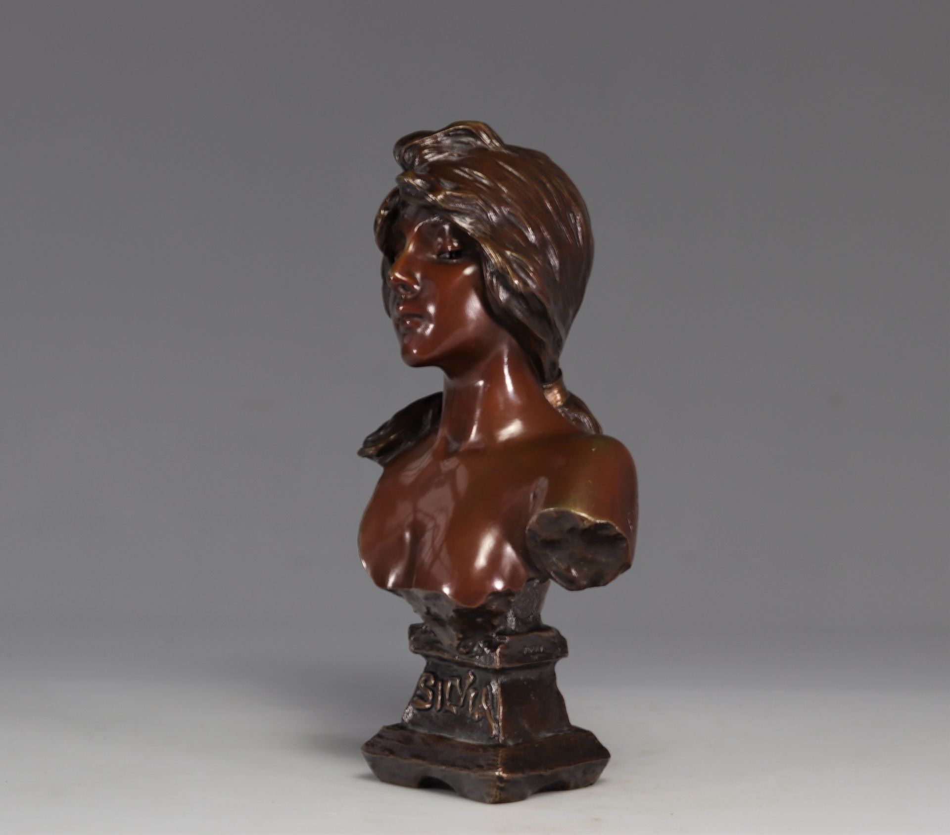 Emmanuel VILLANIS (1858-1914) Bust of a young woman in bronze foundry stamp - Image 2 of 6