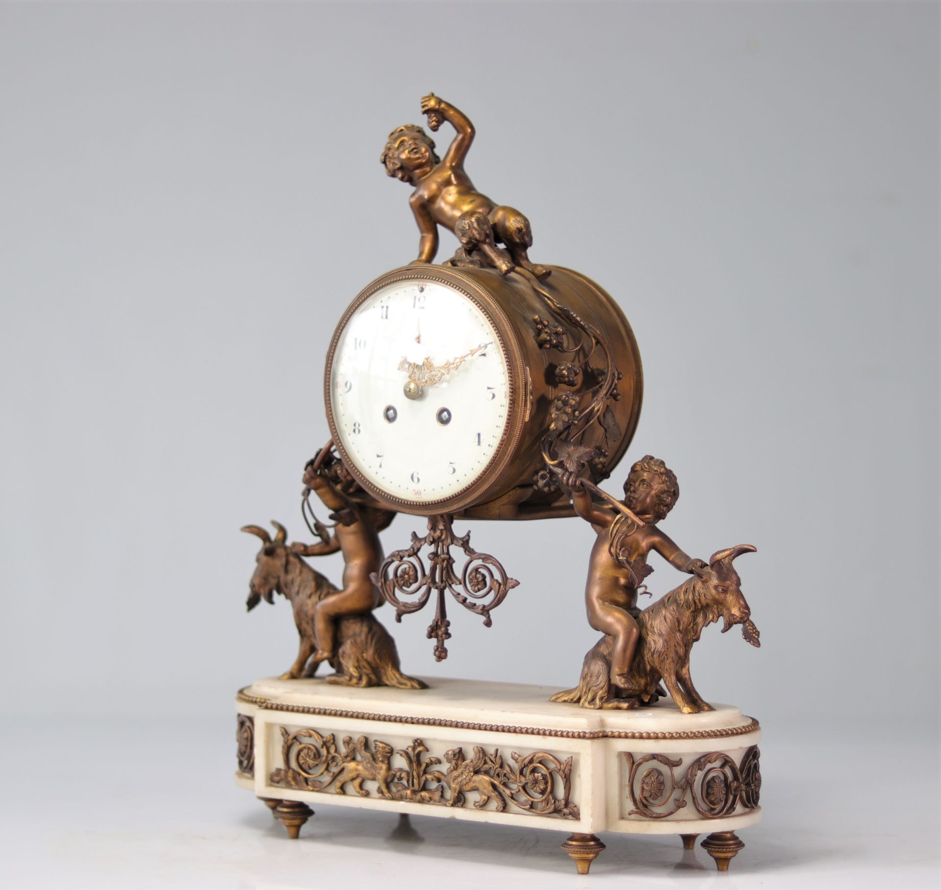 Pendulum set and Louis XVI bronze candlesticks decorated with fauns - Bild 2 aus 7