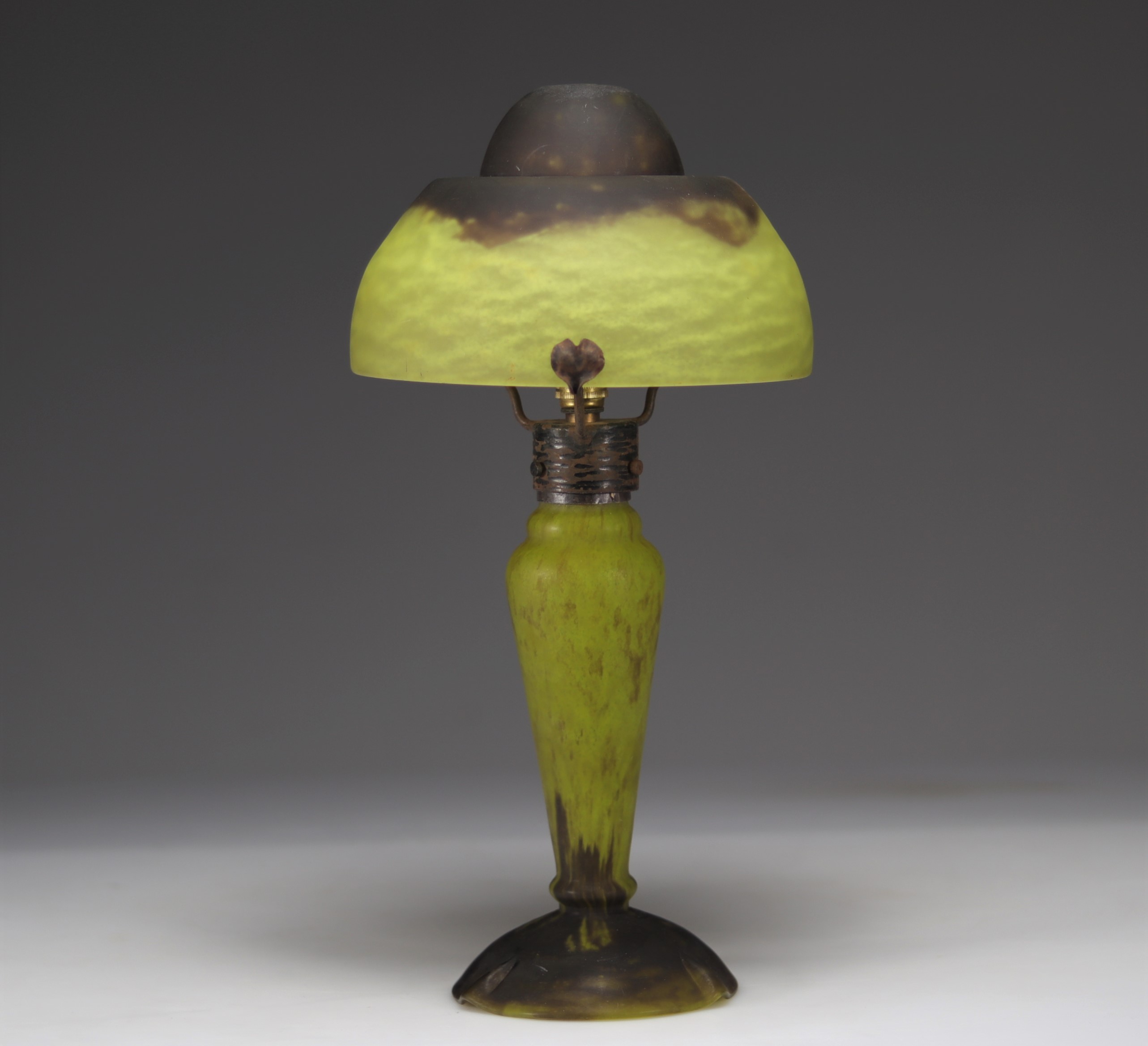 Daum Nancy lamp 1920 yellow and black background