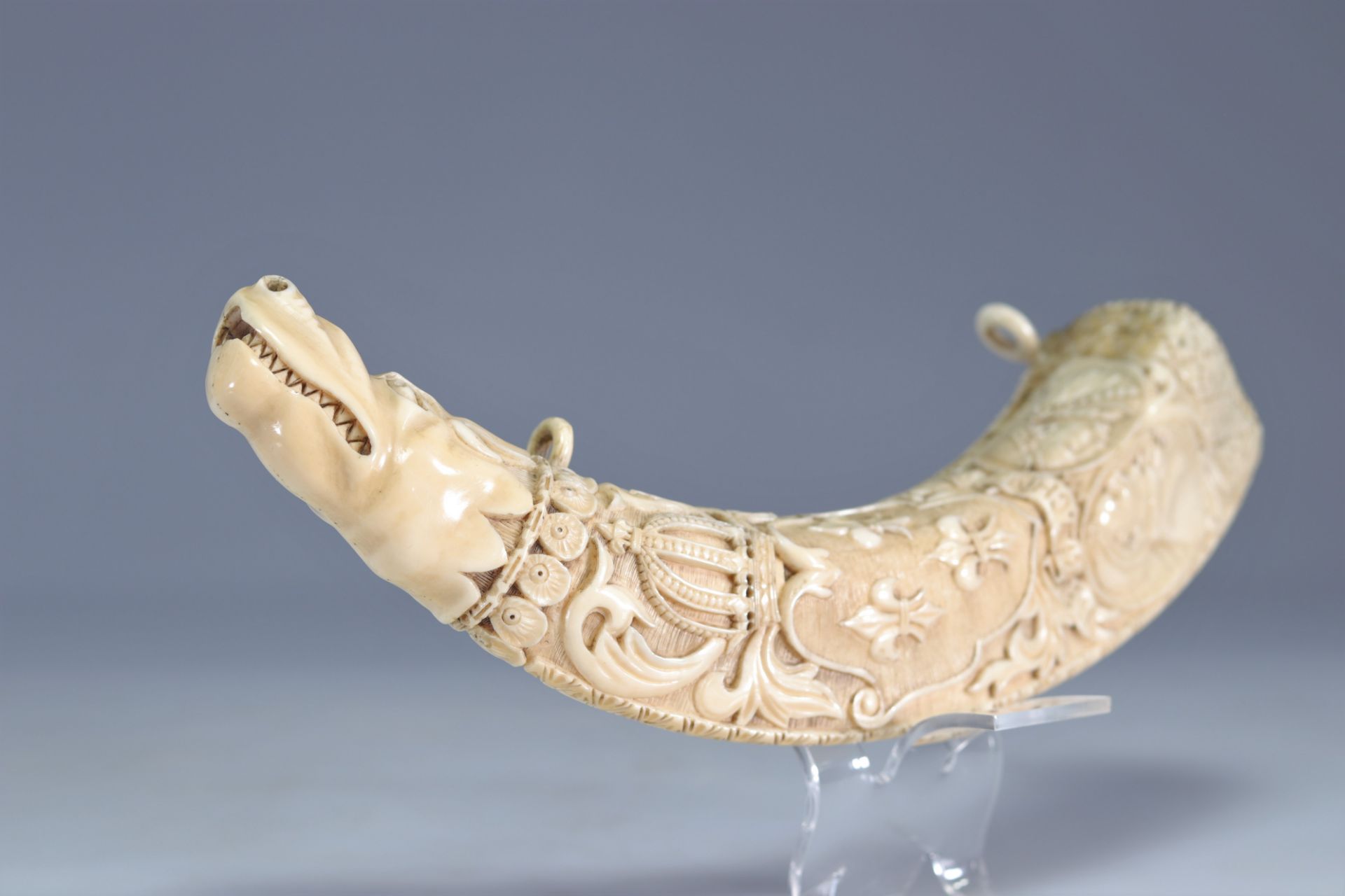 Tooth carved with a 19th century French coat of arms hunting scene - Image 3 of 6