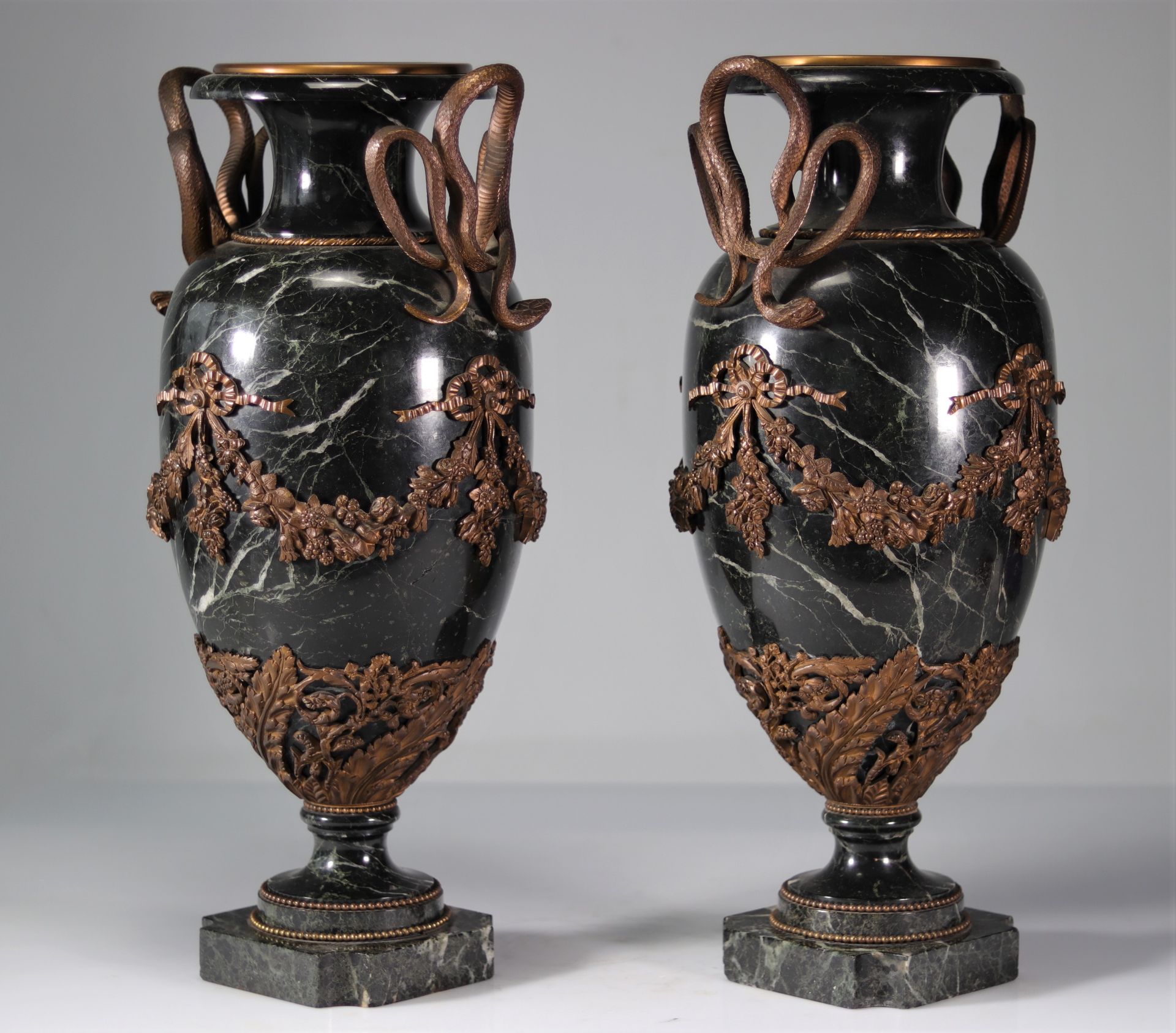 Imposing pair of marble and bronze cassolettes decorated with snakes - Image 2 of 7