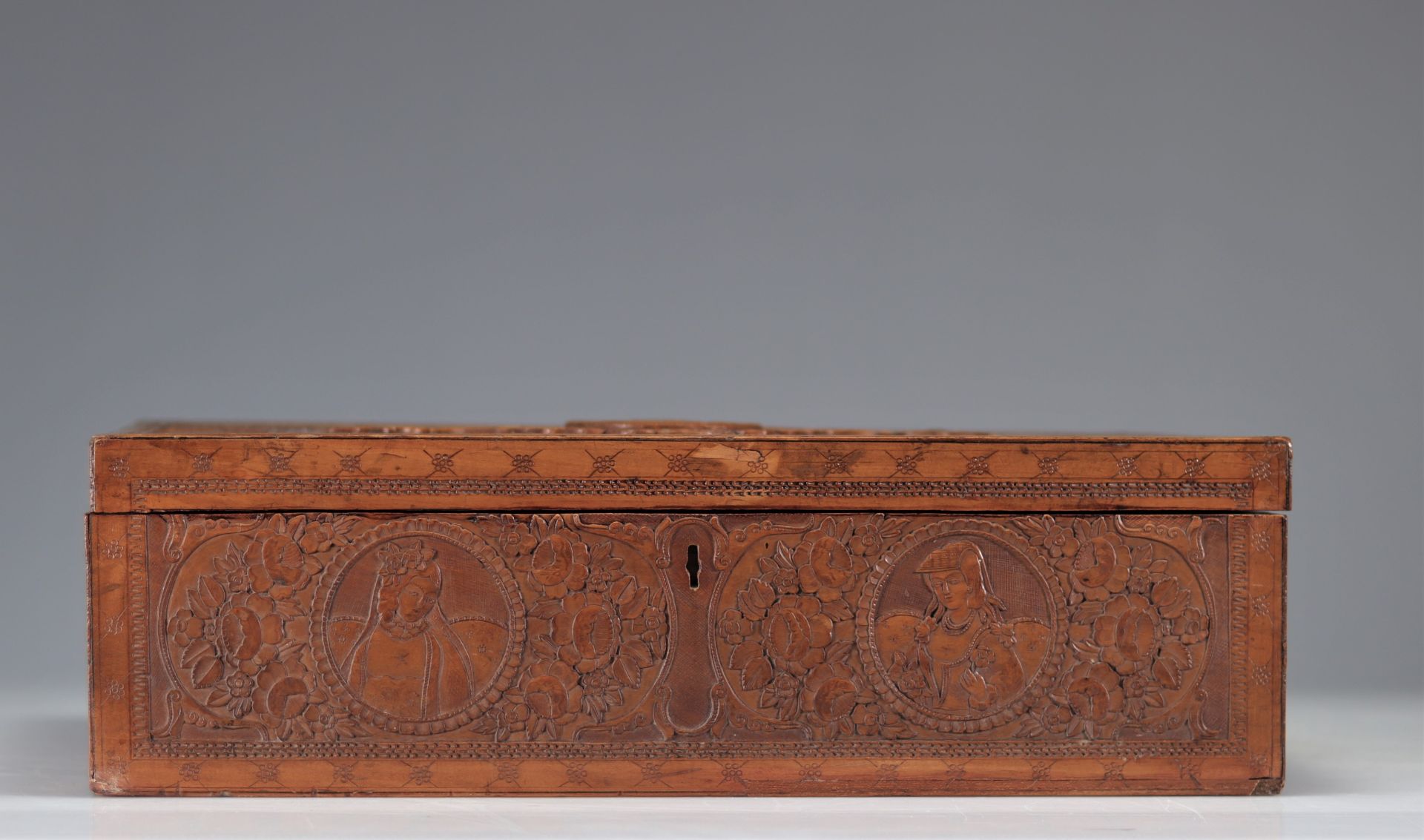 Grand Ottoman box in finely carved wood - Image 2 of 3