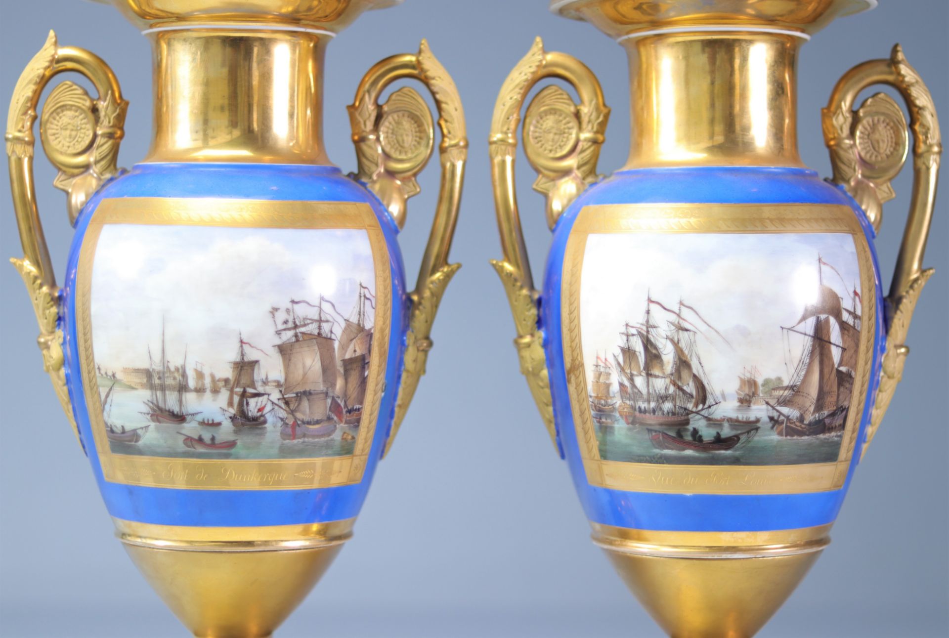 Pair of Empire period vases with port scenes "Port Louis and Dunkirk" - Image 3 of 5