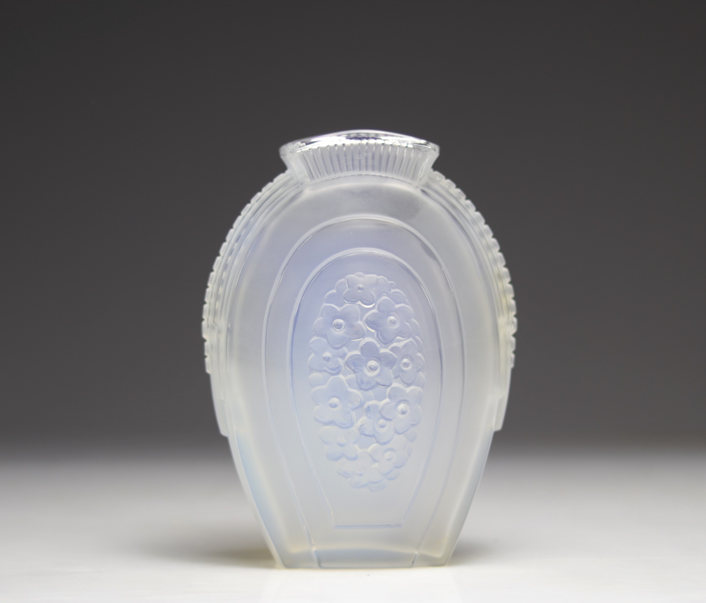 Sabino opalescent vase