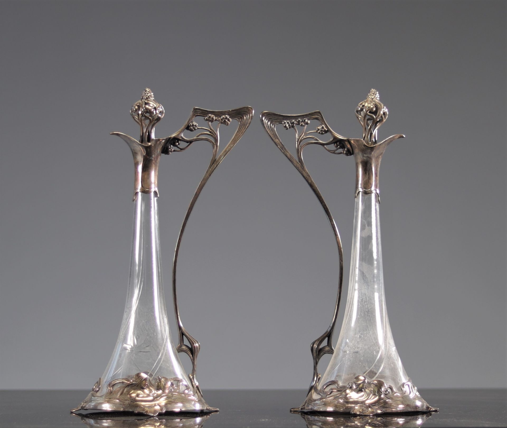 Pair of Art Nouveau carafes with floral decoration and young women 1900 - Bild 4 aus 4