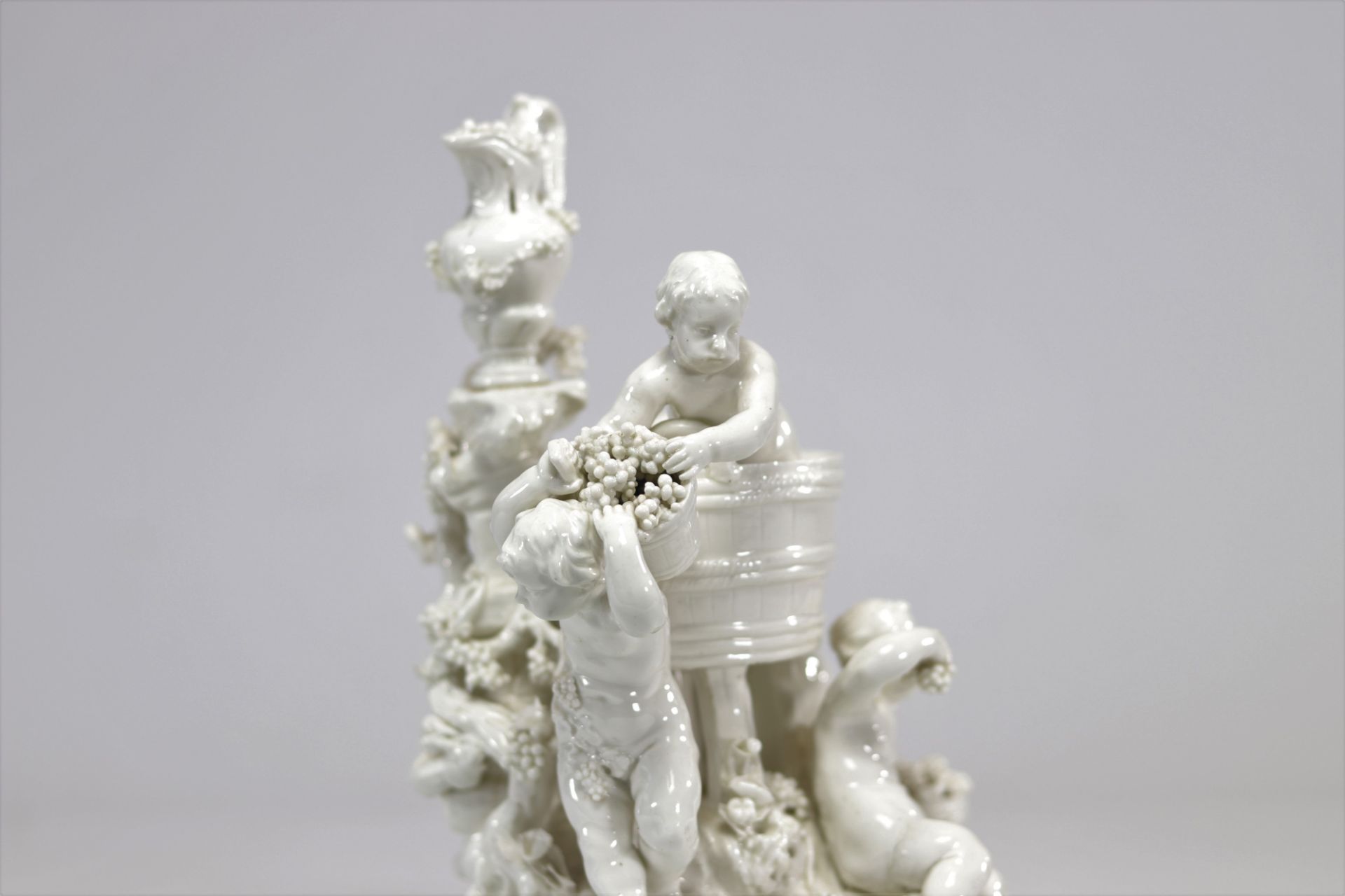 Group made in porcelain from Tournai (BE), allegory of the grape harvest from the 18th century - Image 5 of 7
