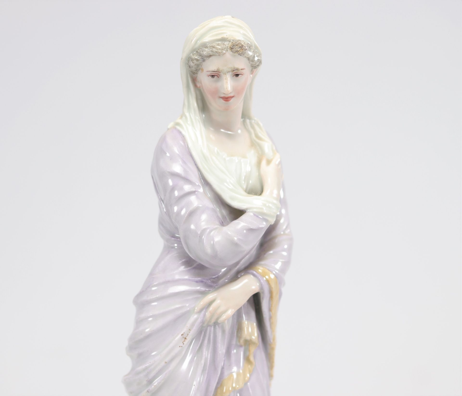 Young woman made in porcelain probably from the 18th century - Image 4 of 7