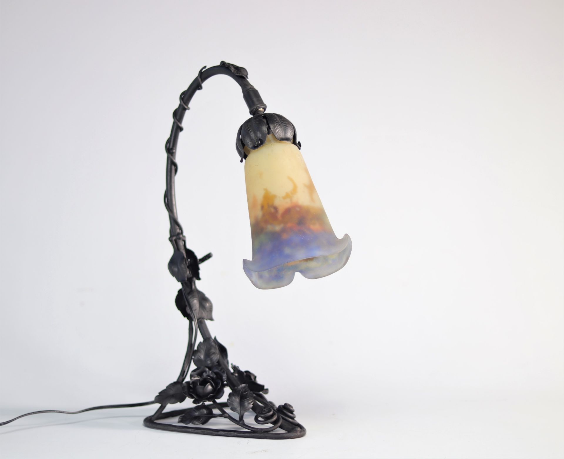 Art Nouveau lamp in wrought iron decorated with flowers signed "Gauthier Depose" tulip in coloured g - Image 3 of 4