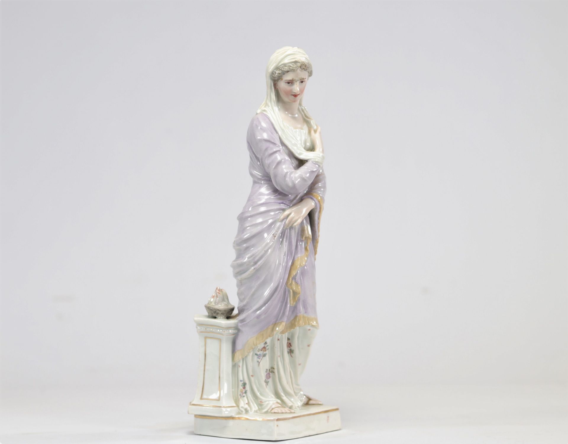Young woman made in porcelain probably from the 18th century - Image 2 of 7