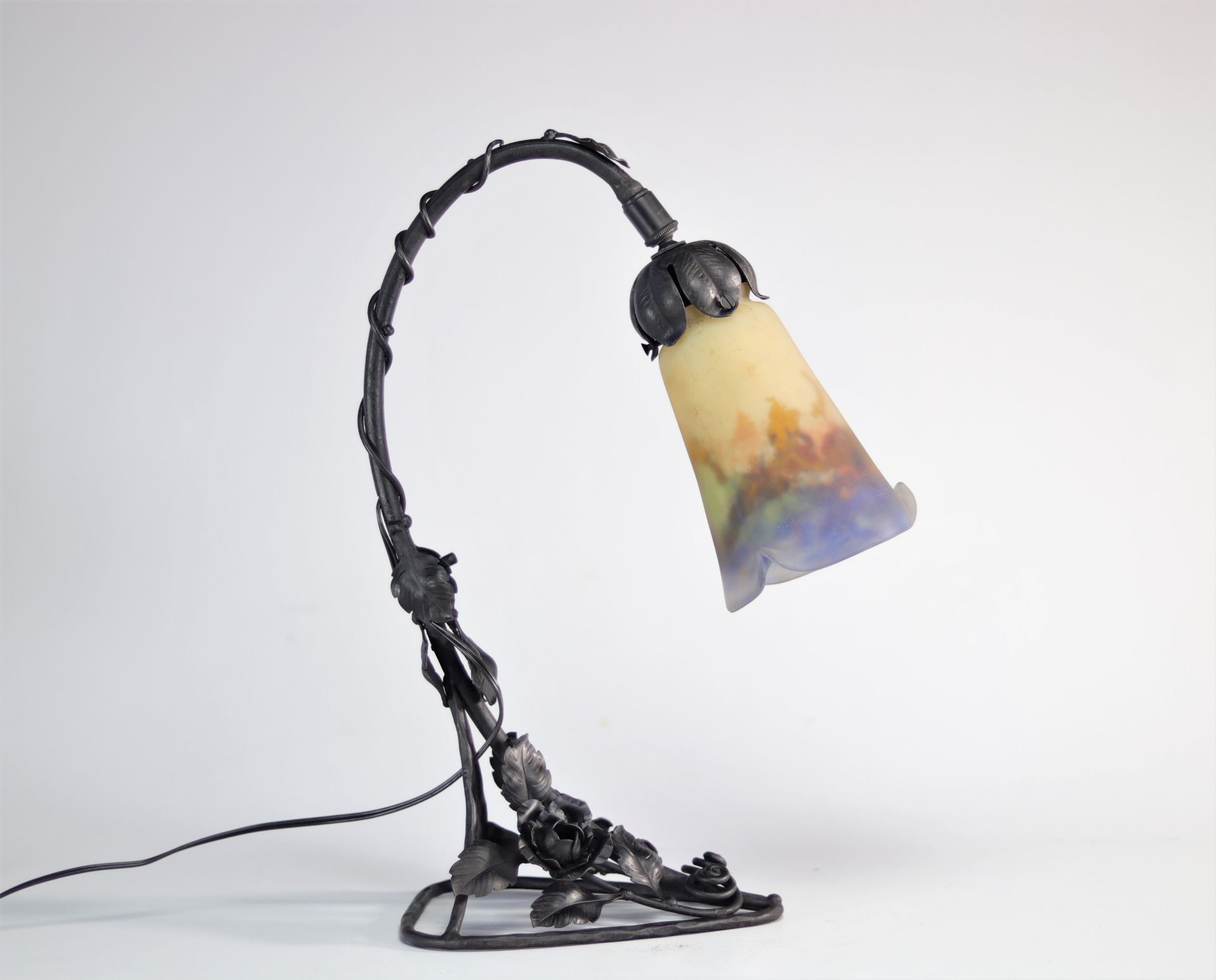 Art Nouveau lamp in wrought iron decorated with flowers signed "Gauthier Depose" tulip in coloured g