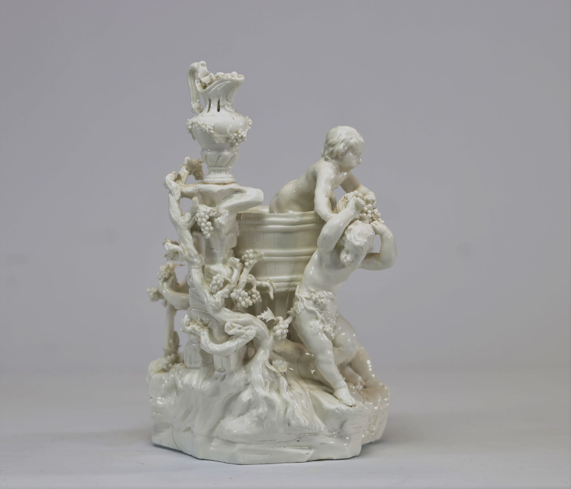 Group made in porcelain from Tournai (BE), allegory of the grape harvest from the 18th century - Image 2 of 7