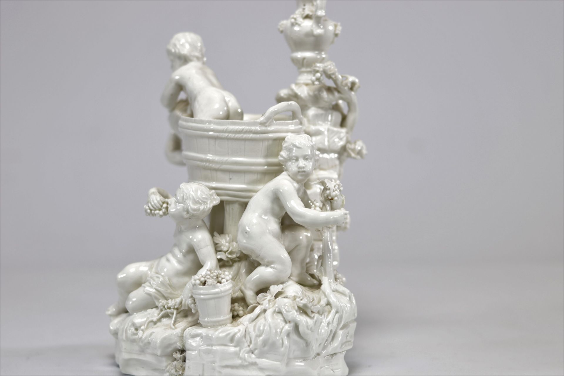 Group made in porcelain from Tournai (BE), allegory of the grape harvest from the 18th century - Image 6 of 7