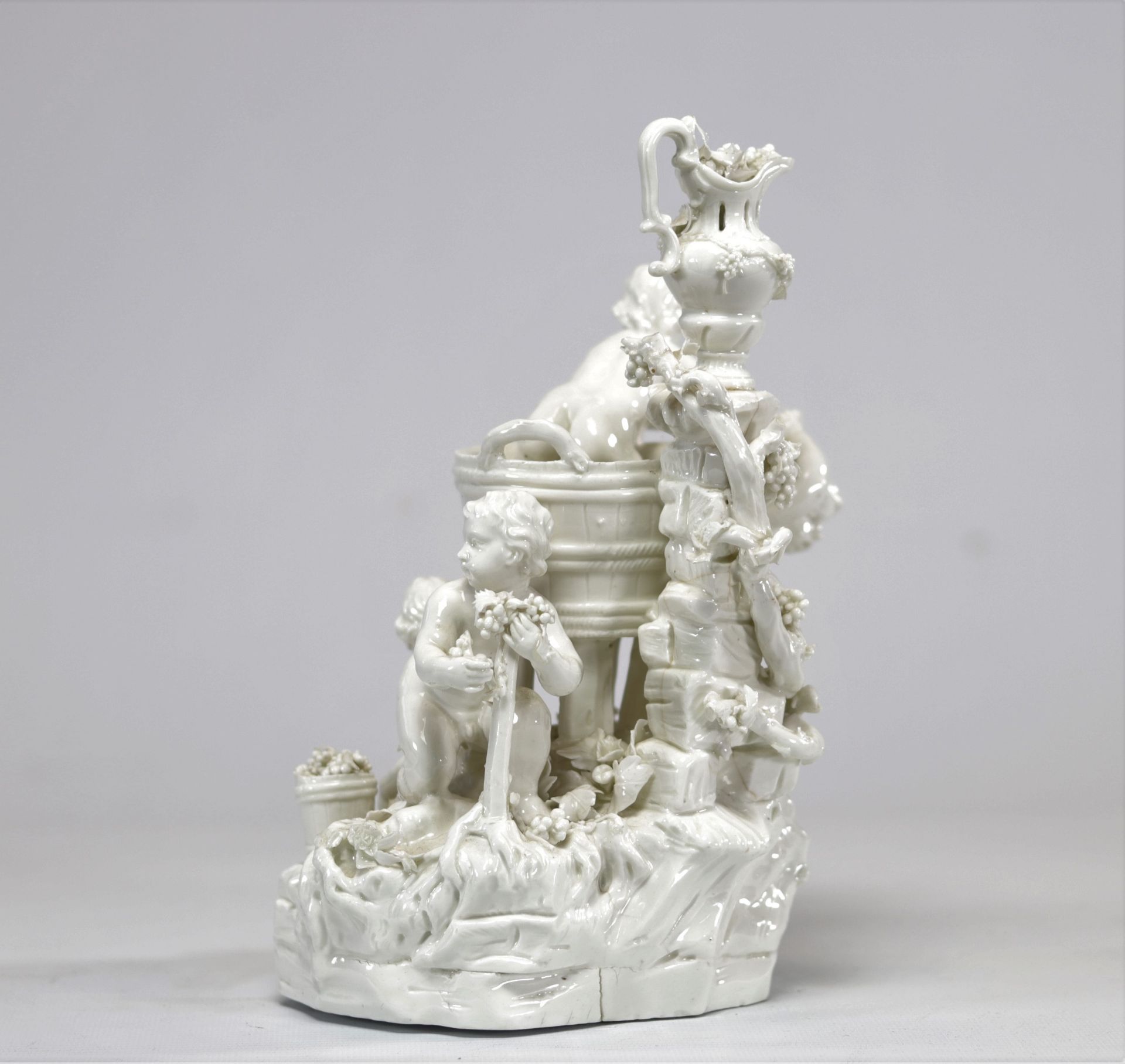 Group made in porcelain from Tournai (BE), allegory of the grape harvest from the 18th century - Image 3 of 7