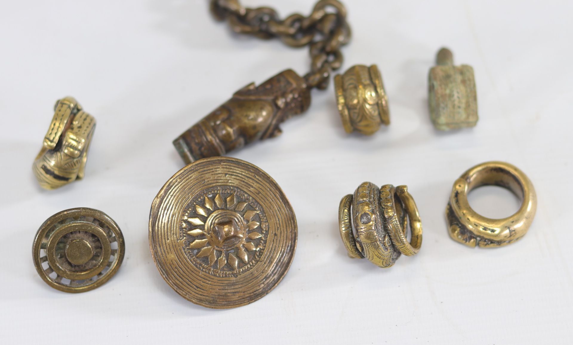 Lot (7) of Batak Sumatra bronze rings and a jewel - Bild 3 aus 3