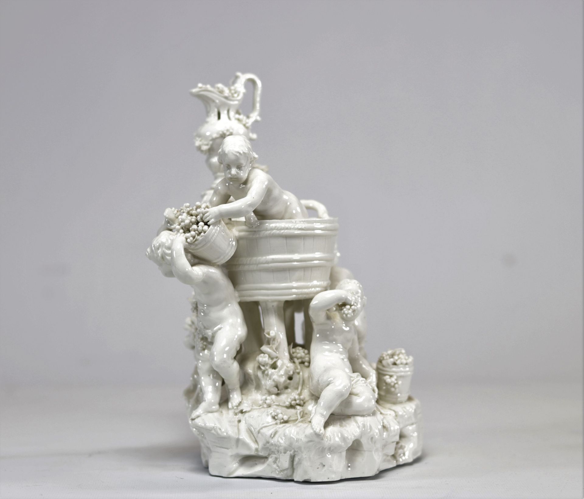 Group made in porcelain from Tournai (BE), allegory of the grape harvest from the 18th century - Bild 4 aus 7