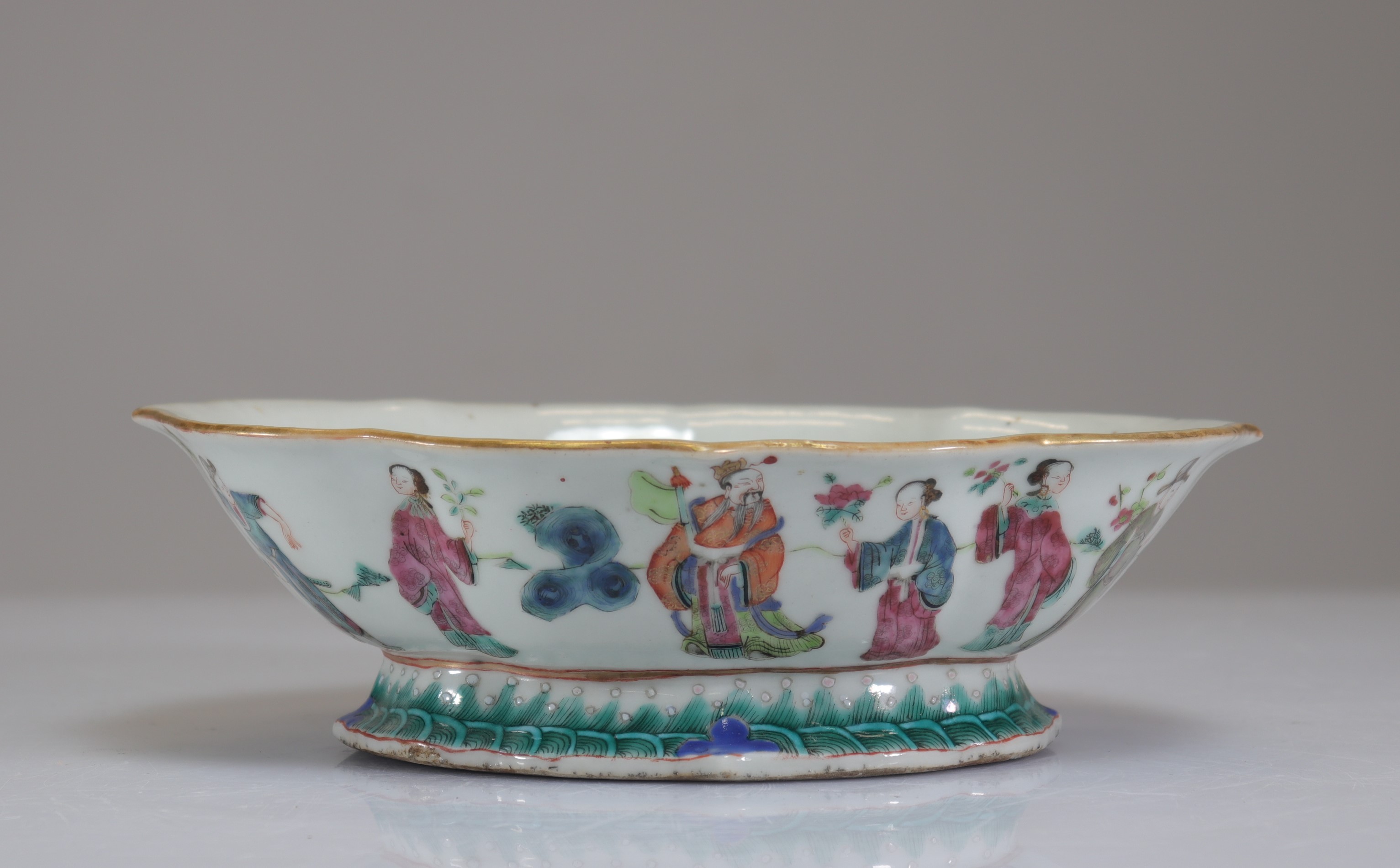 Porcelain famille rose cup decorated with 19th century characters - Image 2 of 5