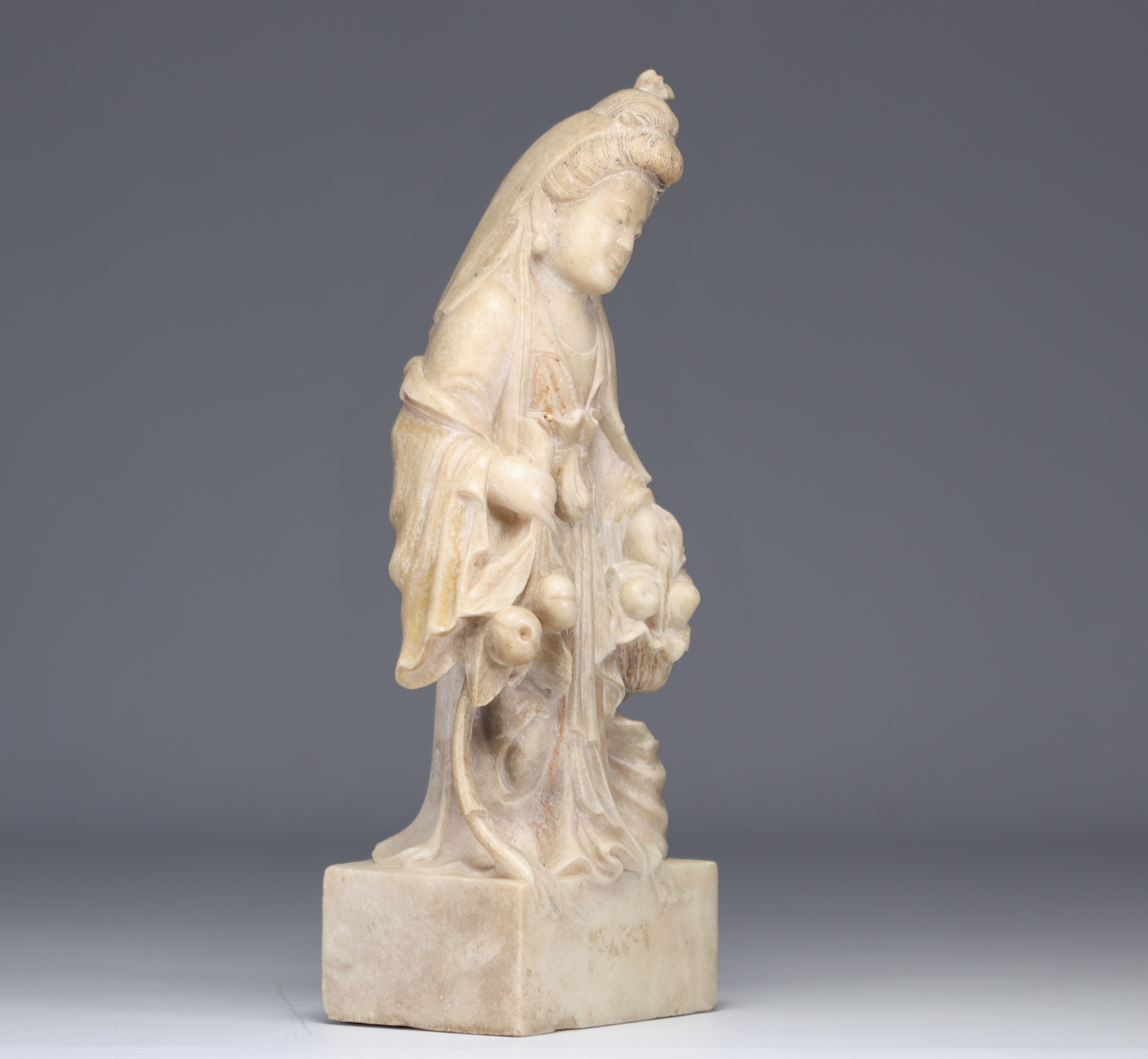 Marble sculpture of a young woman with fruit probably from the Ming period (æ˜Žæœ) - Image 3 of 4