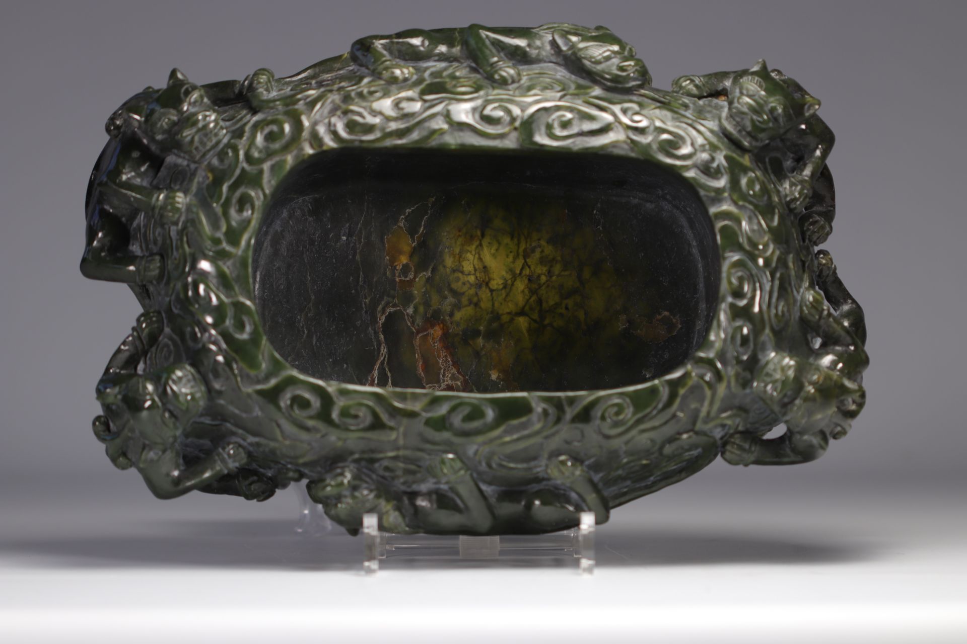 Impressive brushwork in spinach green jade decorated with Chilons - Image 3 of 5