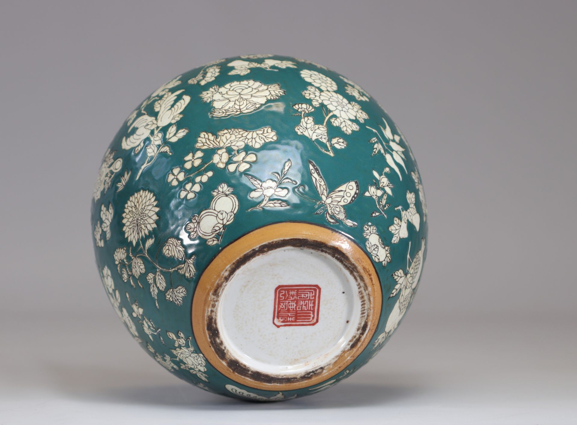 Chinese porcelain vase decorated en-relief on a green background - Image 4 of 4
