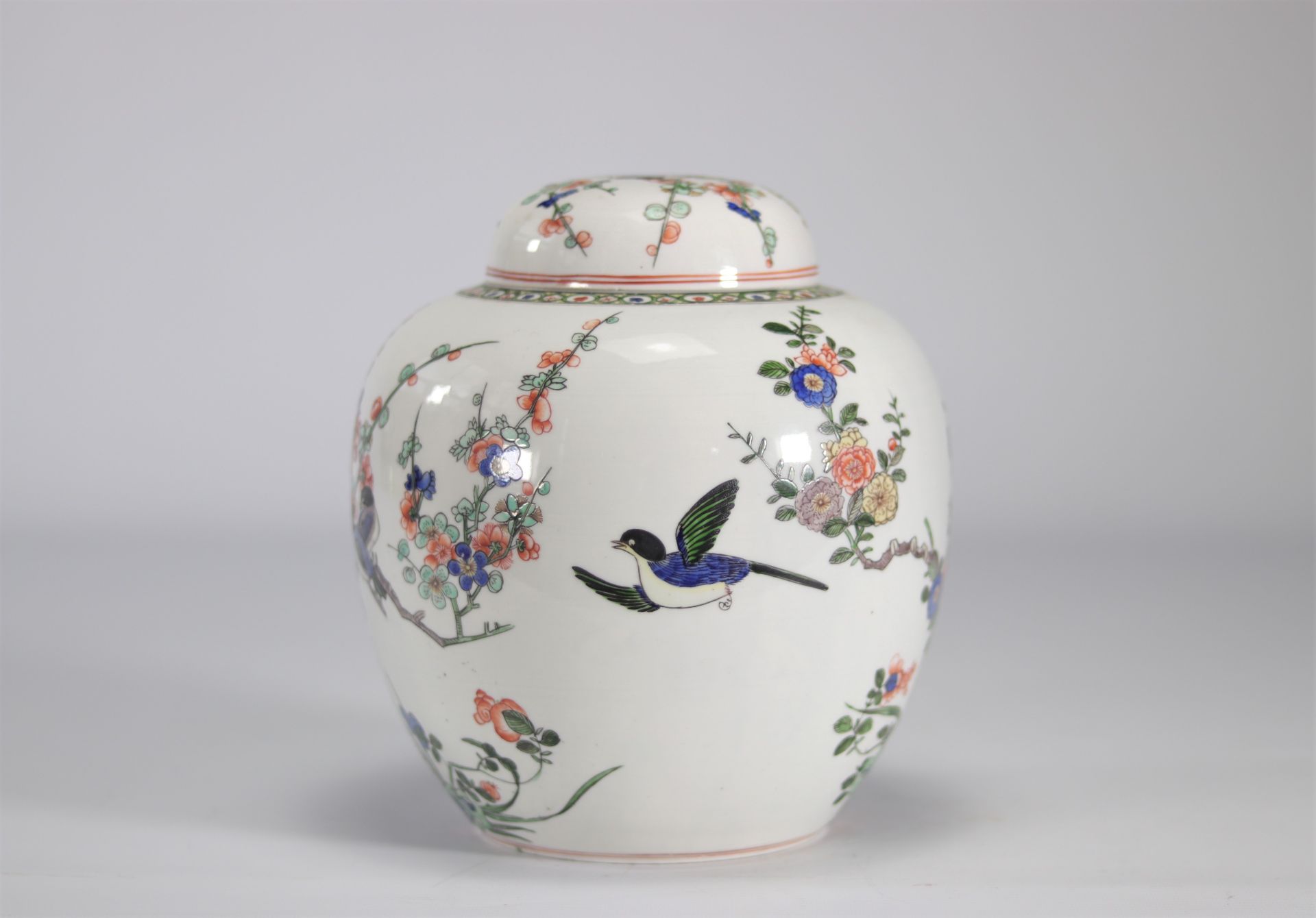 Covered vase in Chinese porcelain of the famille verte decorated with birds - Image 2 of 5
