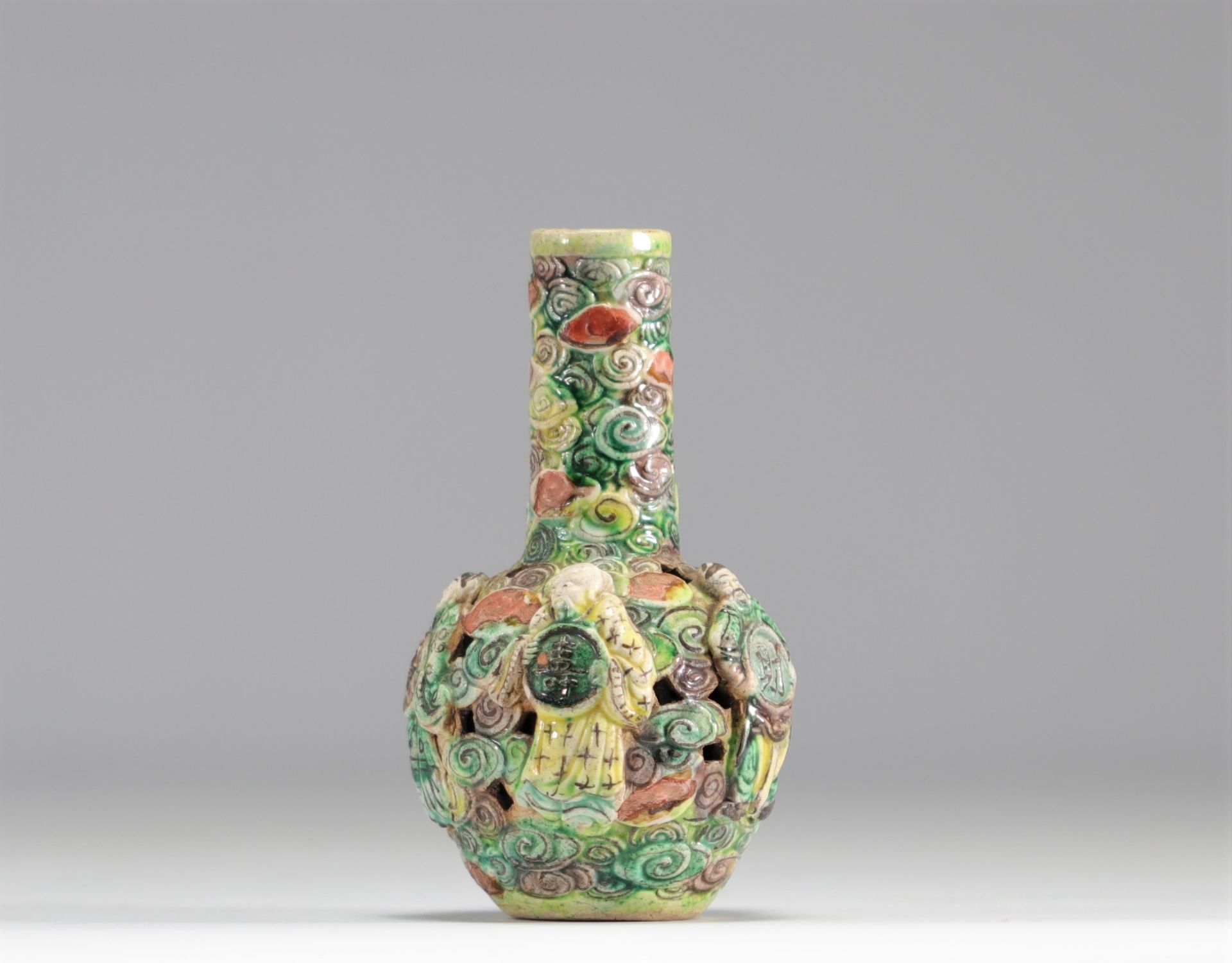 Small vase in relief from the Famille Verte decorated with figures - Image 3 of 4