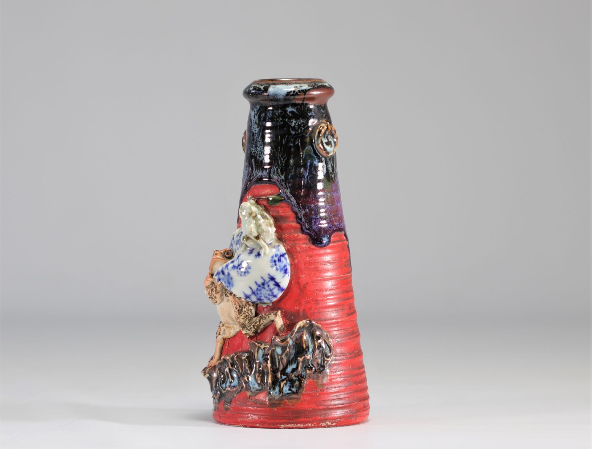 Sumida-Gawa ceramic vase decorated with toads from Japan from 19th century - Image 2 of 6