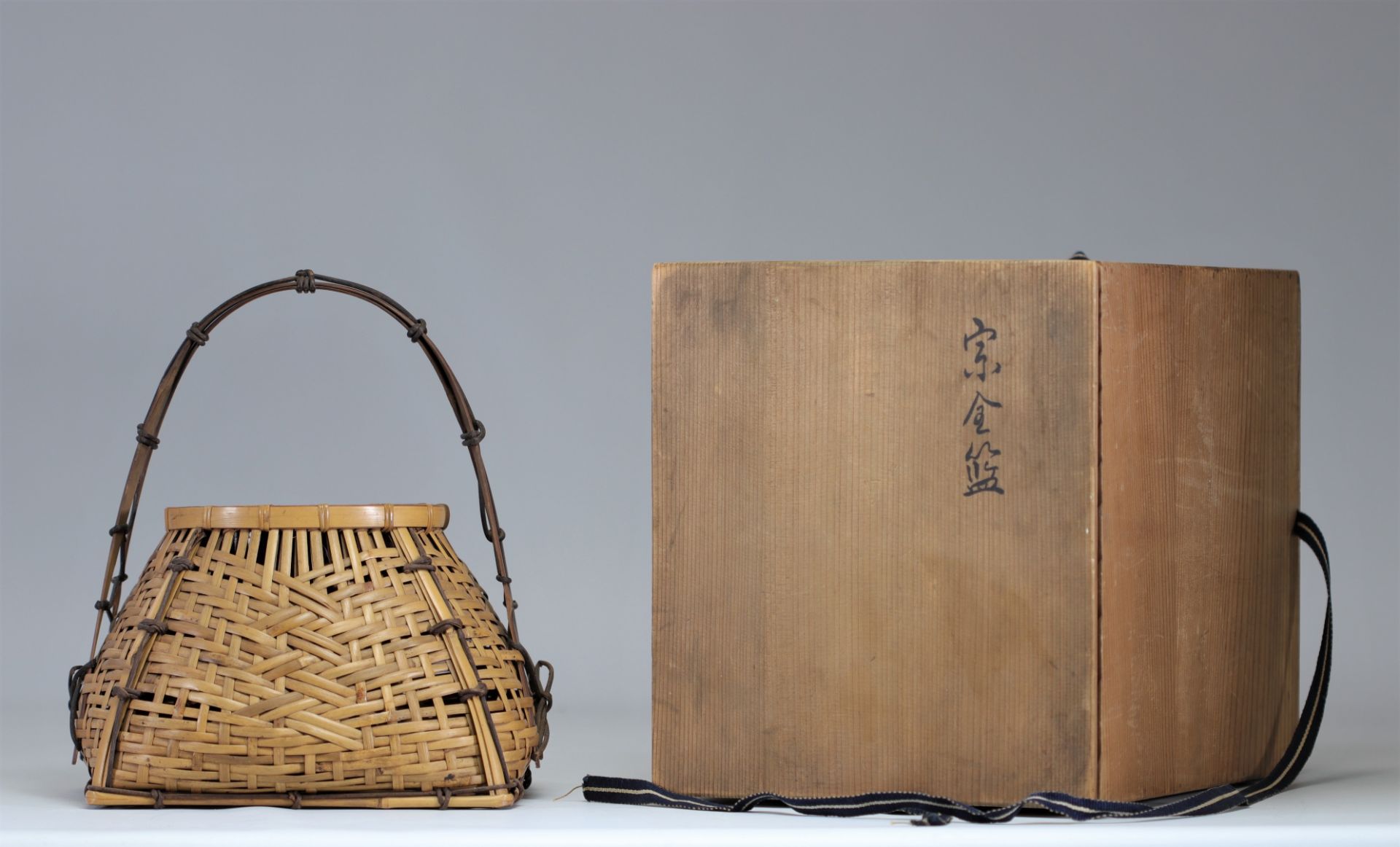 Ikebana basket in its original box, signed Chikuunsai - Showa period (1926-1989)