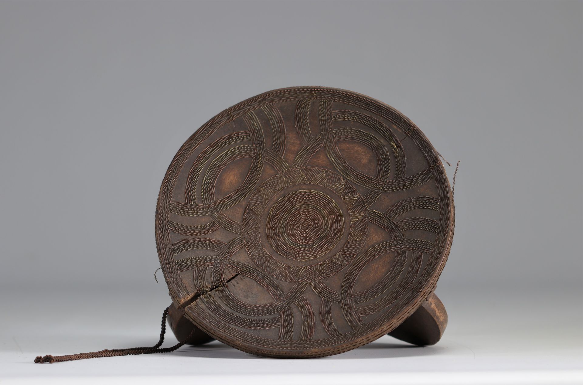 Beautiful and rare Kamba stool inlaid with copper wire from Kenya (damaged) - Image 2 of 2