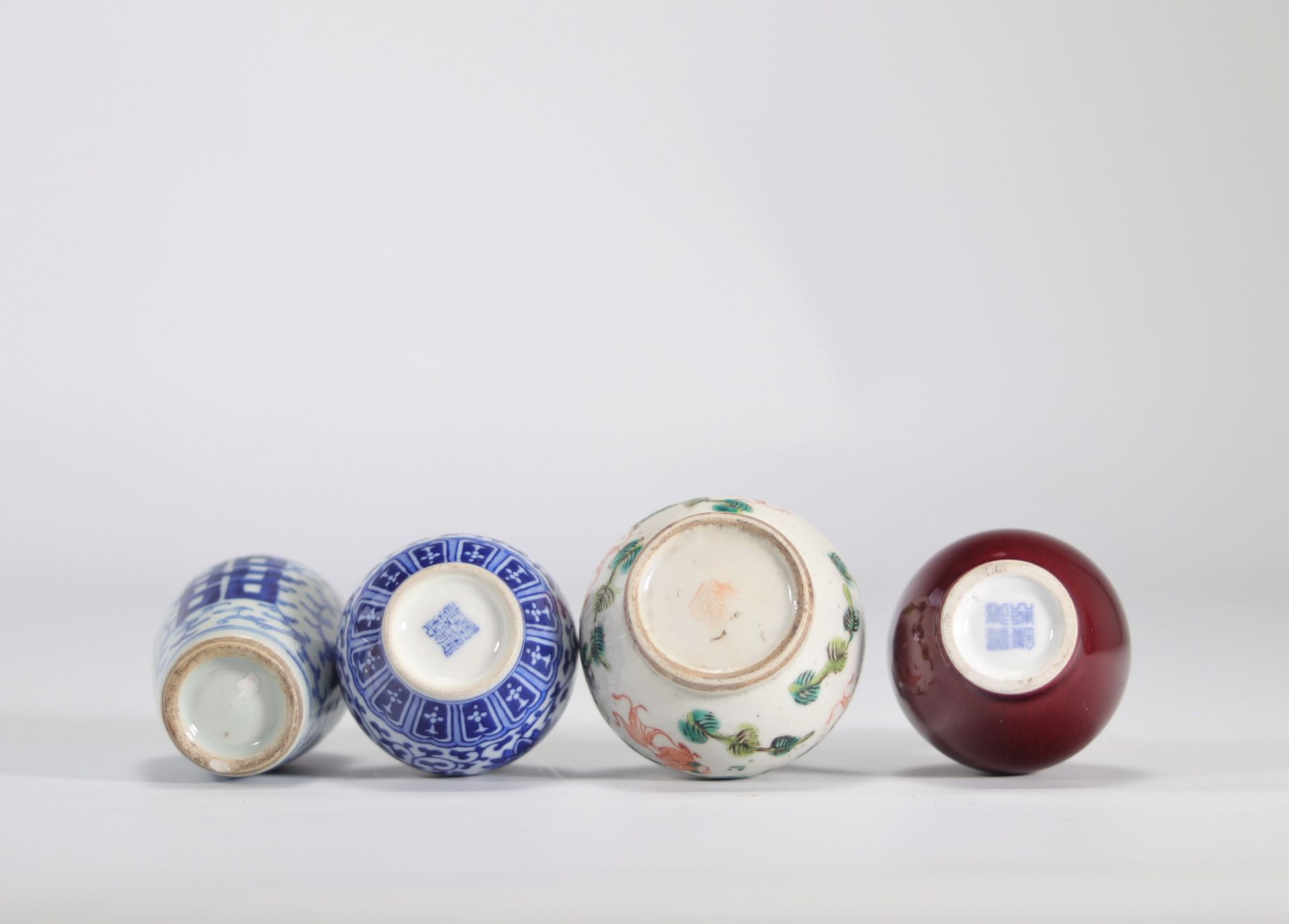 (4) Set of porcelain vases in white, blue and oxblood from Qing period (æ¸…æœ) - Image 3 of 3