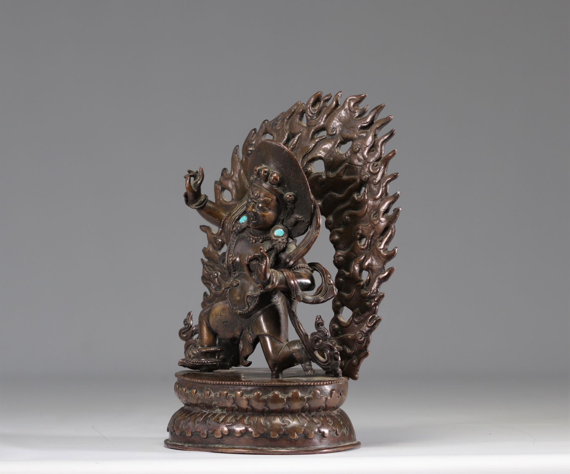 Large sculpture of a Tibetan divinity in bronze inlaid with turquoise, 18th century - Image 3 of 5