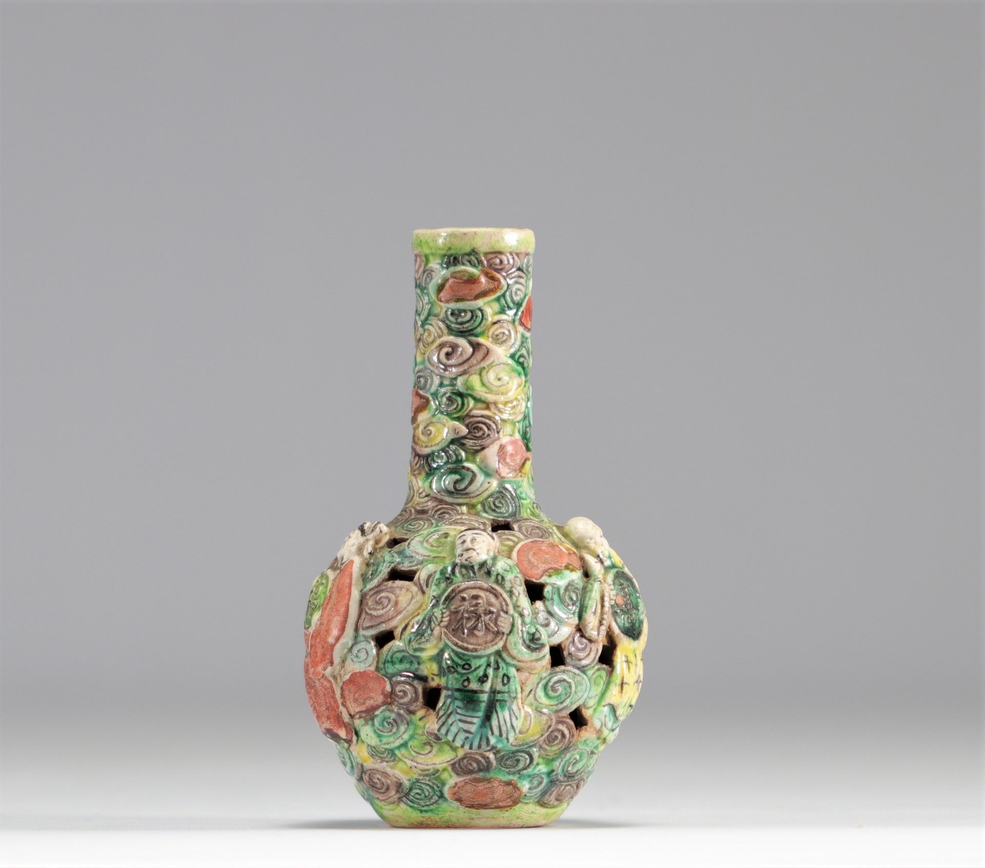 Small vase in relief from the Famille Verte decorated with figures - Image 2 of 4