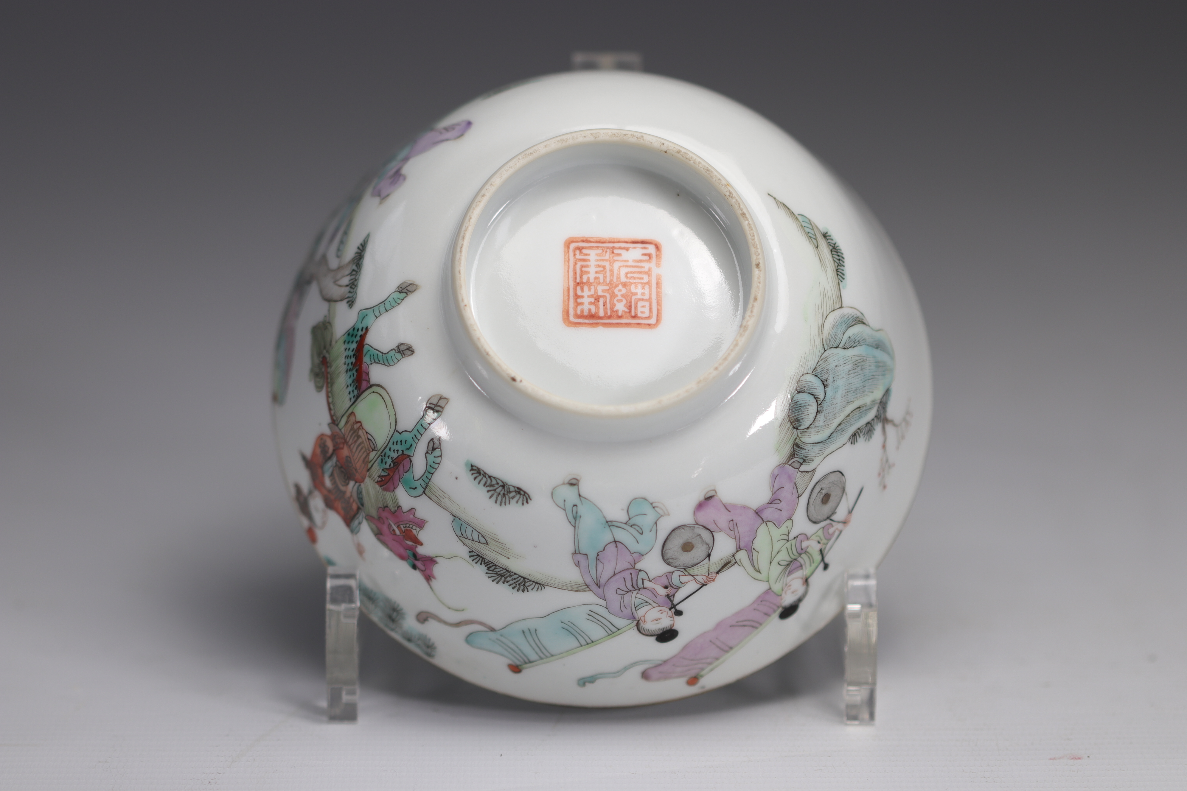 Porcelain bowl from the Famille Rose decorated with figures - Image 5 of 5