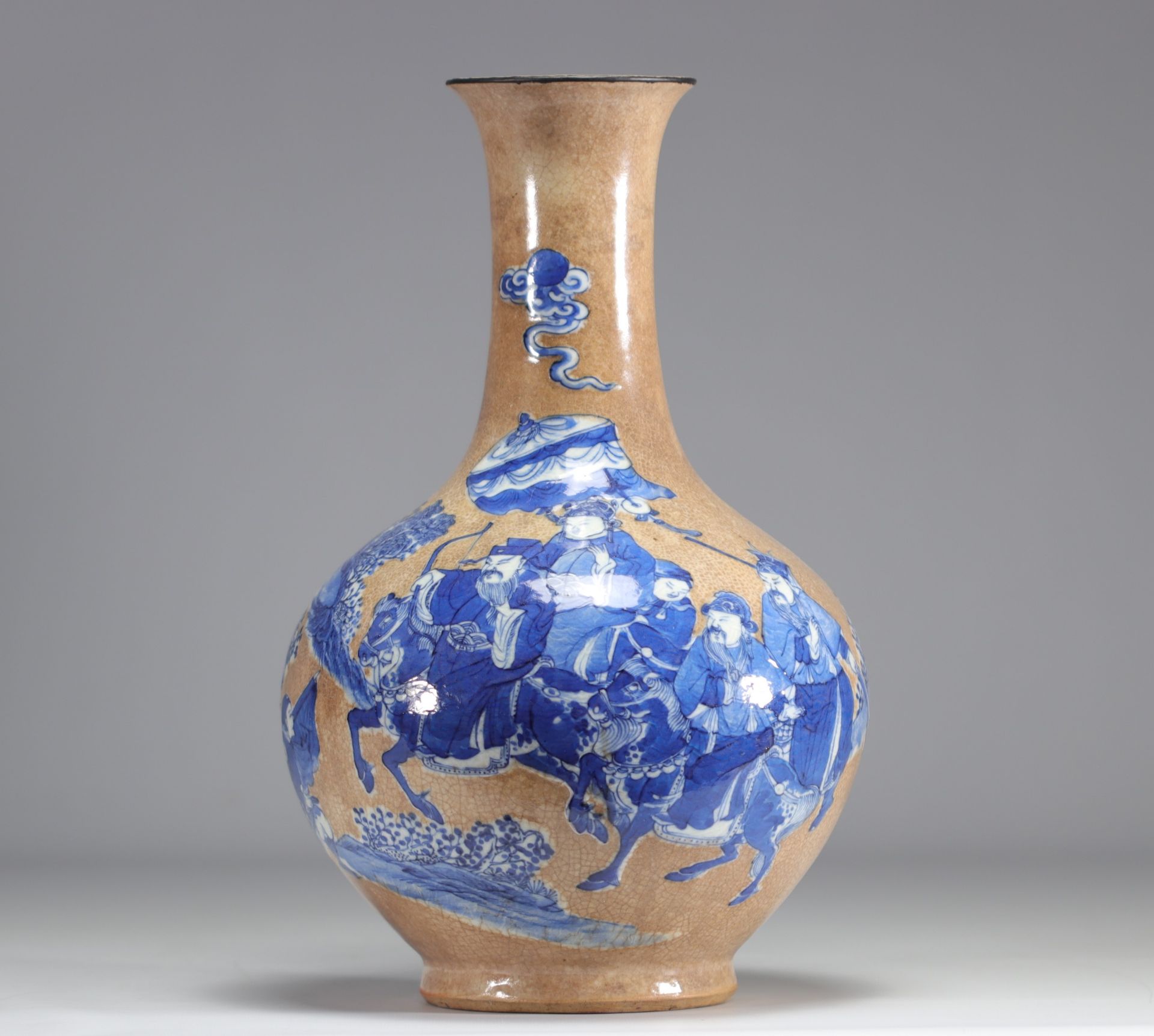 Chinese porcelain vase "Nankin" decorated with a deer hunt on a cracked white background