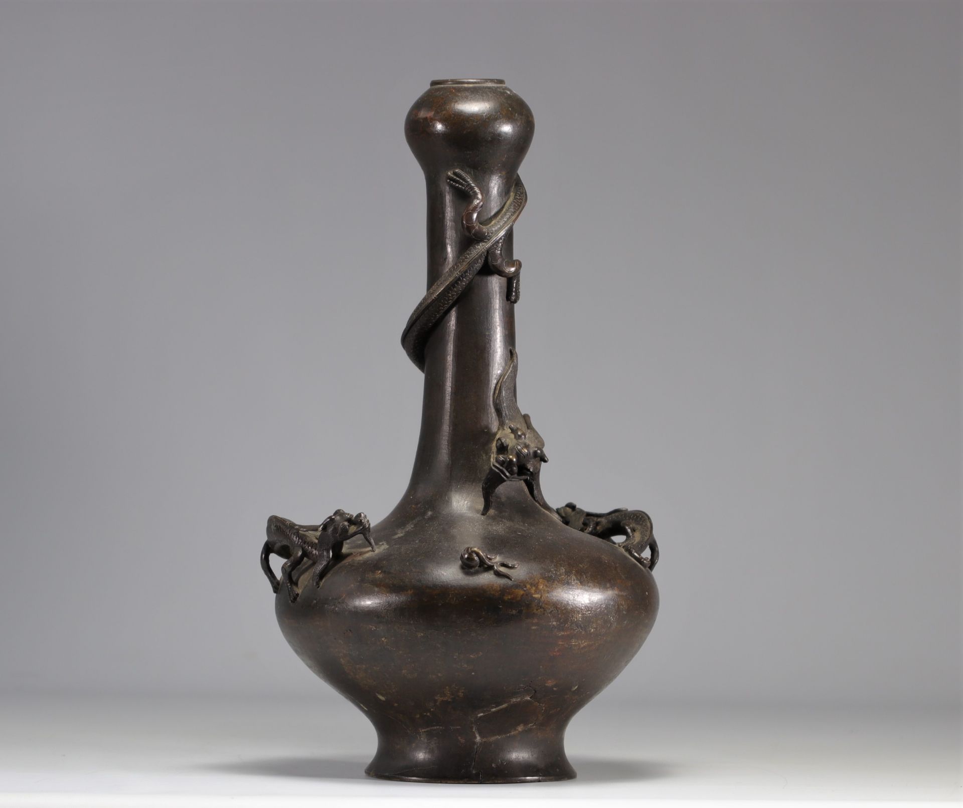 A Xuande Nian Zhi bronze bottle vase decorated with a Chilon from the Ming period (æ˜Žæœ)