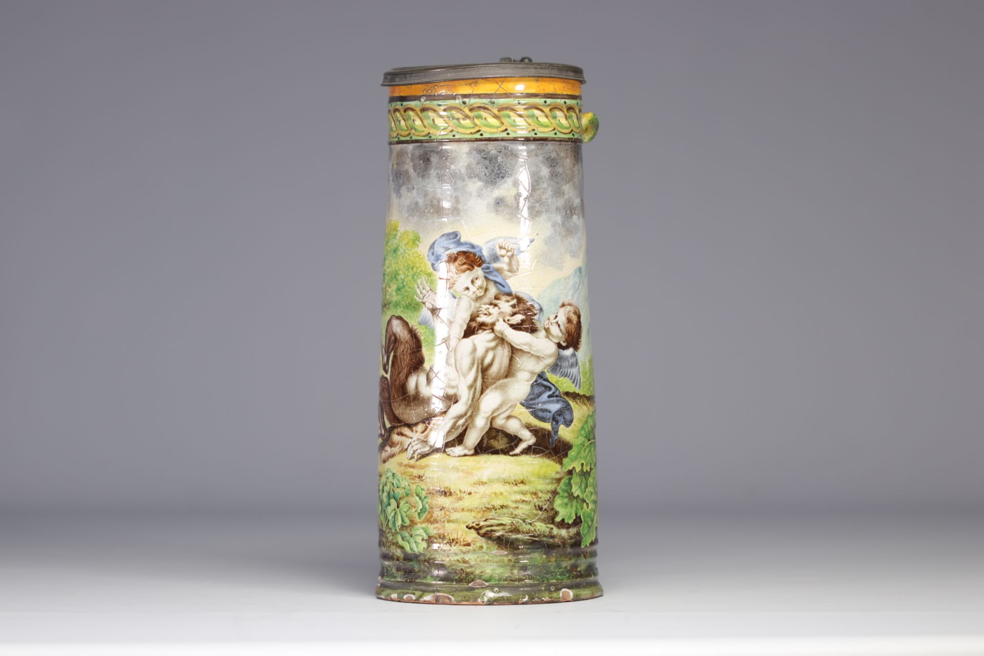 Italian majolica mug decorated with angels playing with a faun - Image 3 of 4