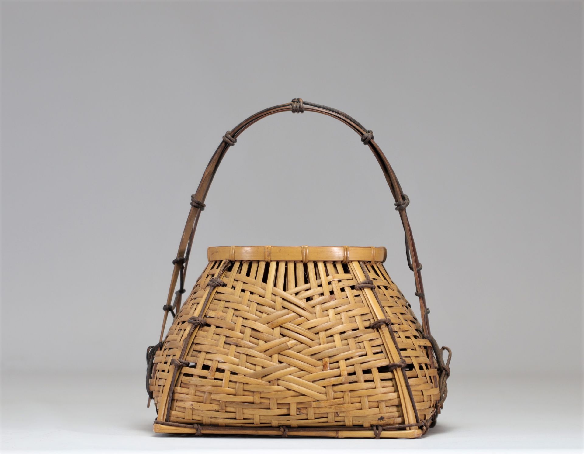Ikebana basket in its original box, signed Chikuunsai - Showa period (1926-1989) - Image 3 of 4