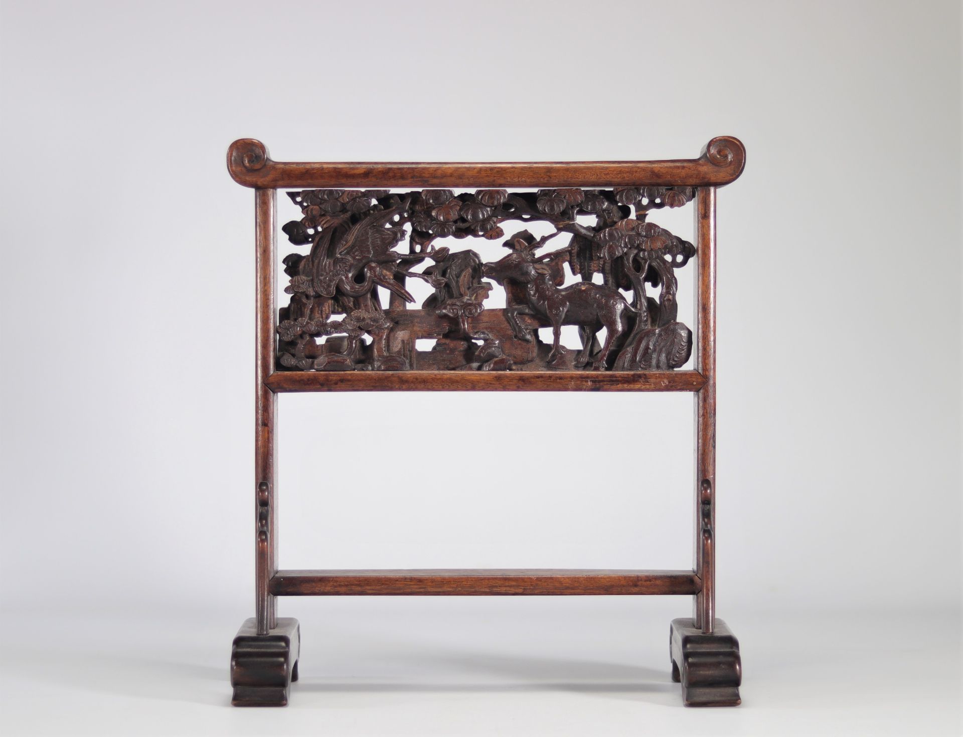 Carved wooden brush holder decorated with figures and deers from Qing period (æ¸…æœ)