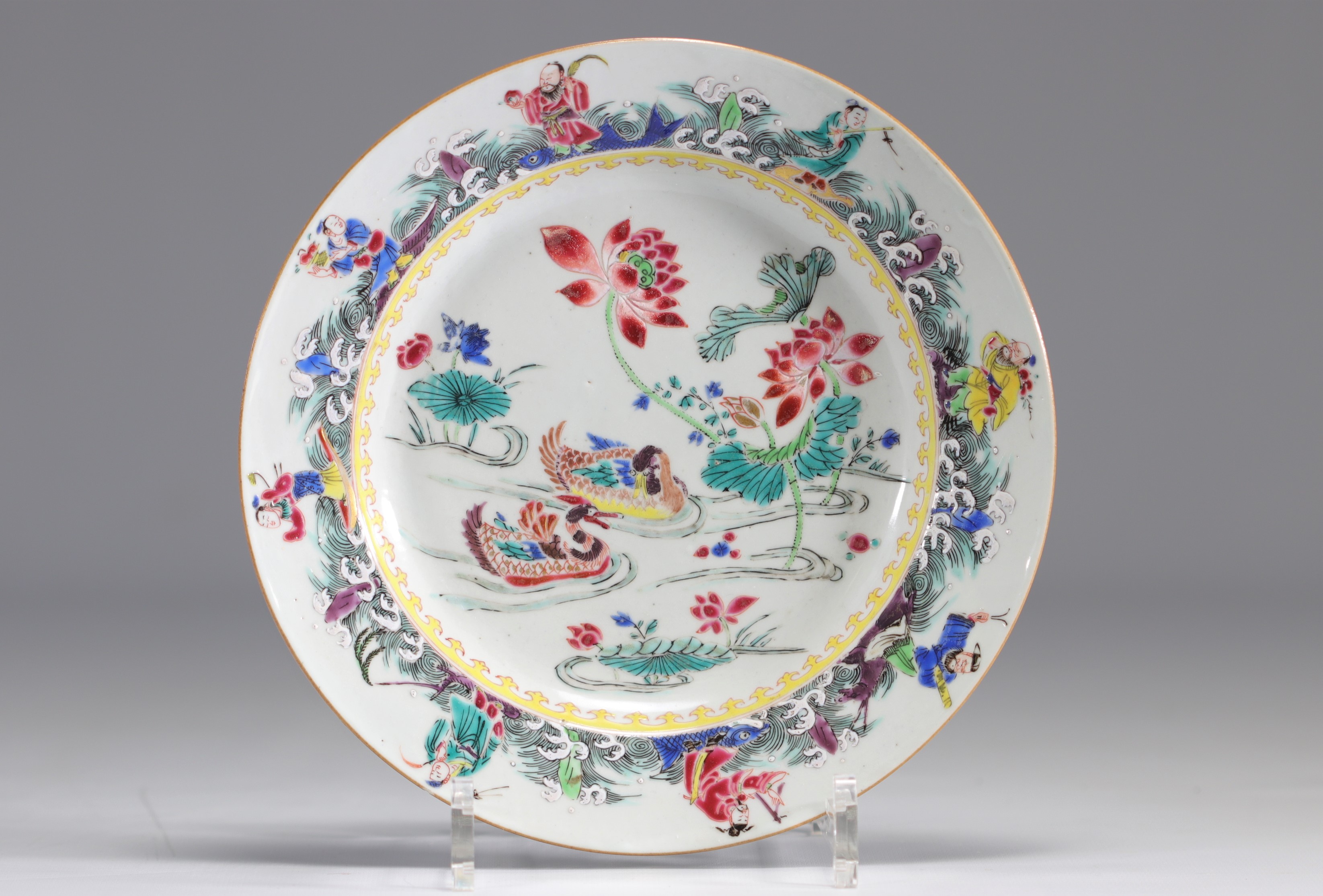 Famille Rose porcelain plate decorated with ducks and a frieze of characters from 18th century