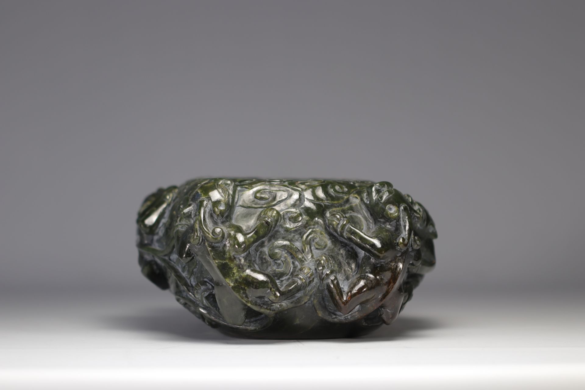 Impressive brushwork in spinach green jade decorated with Chilons - Image 5 of 5