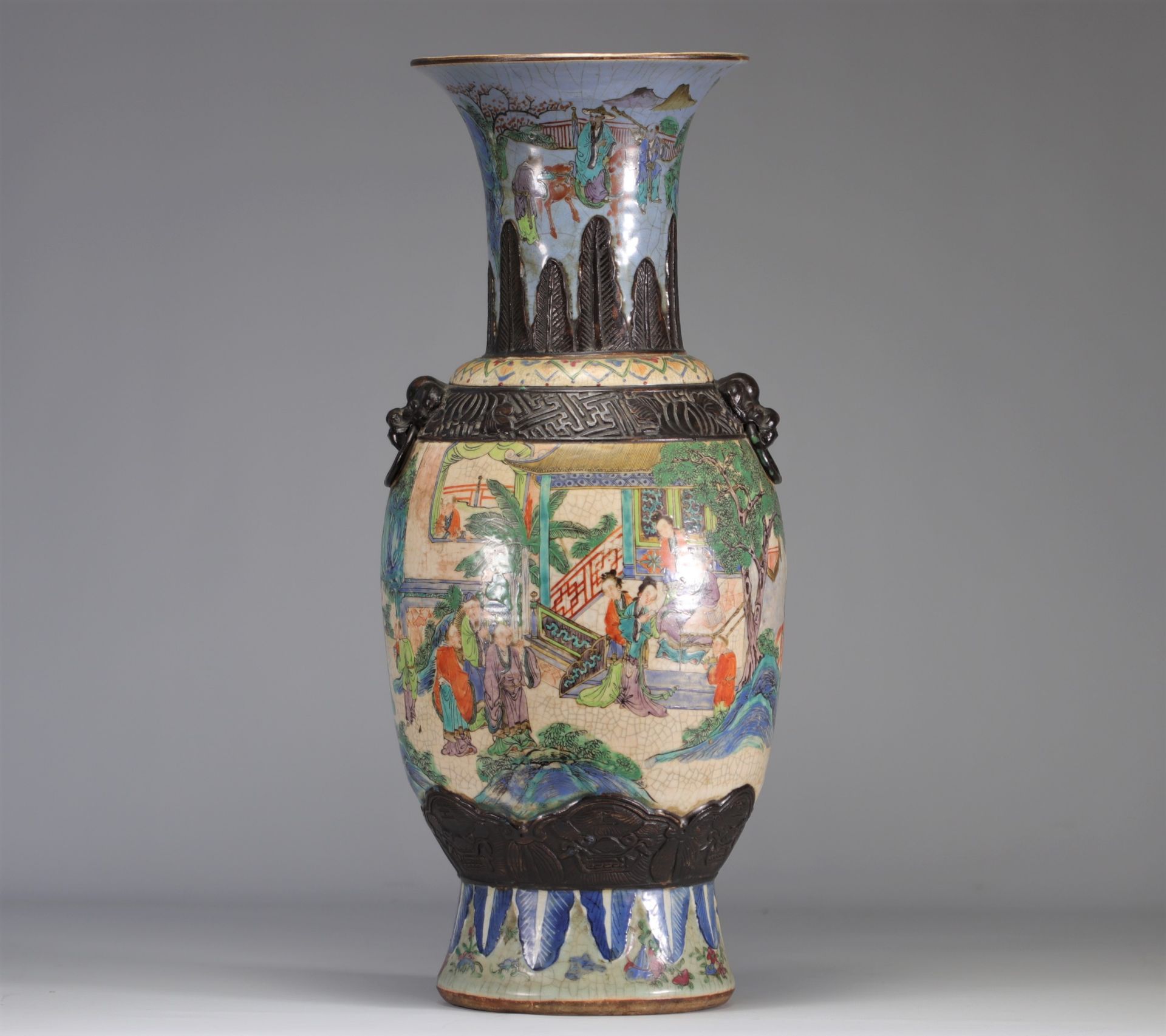 Large Nanking porcelain vase decorated with figures from 19th century