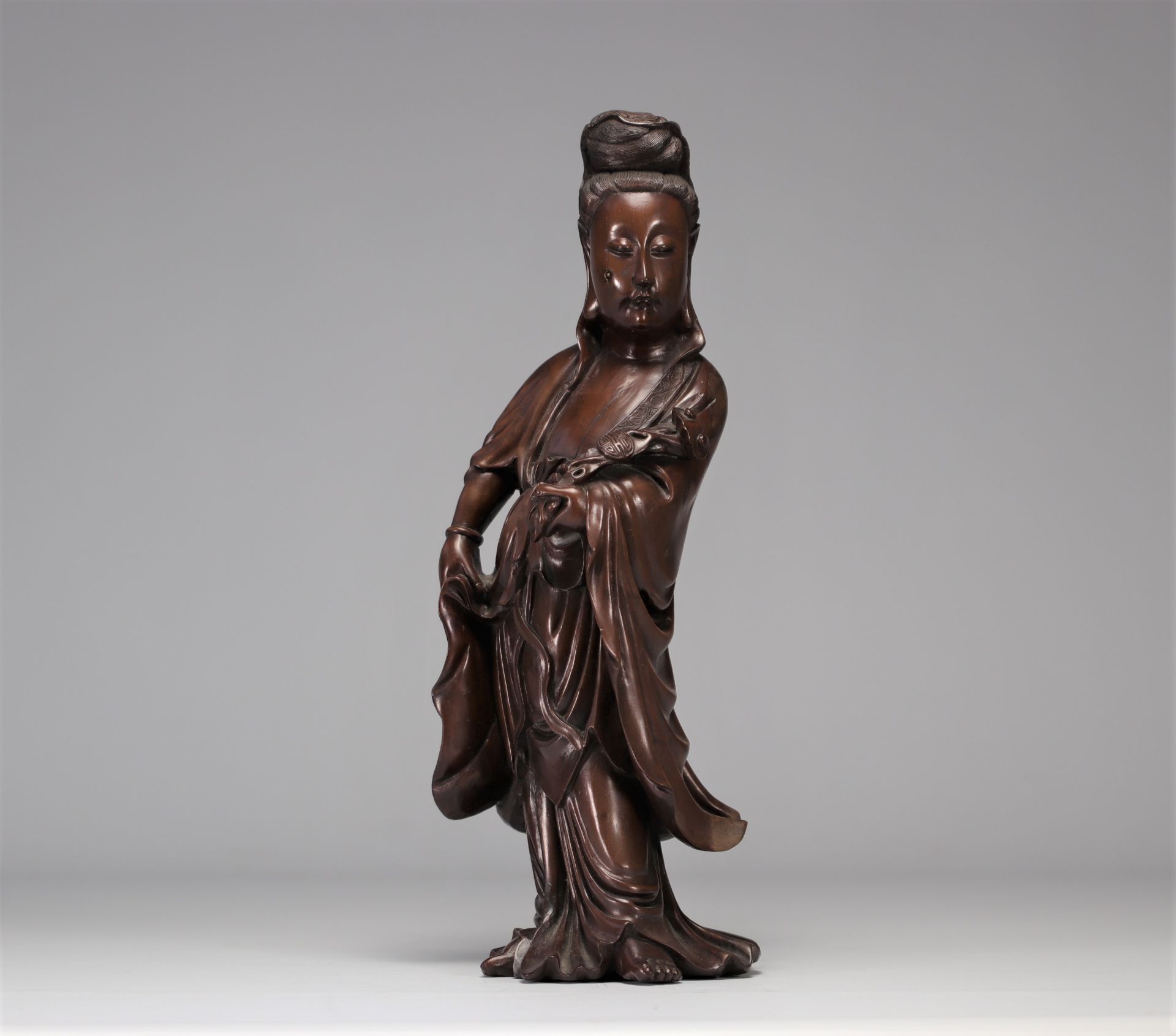 Guanyin carrying a carved wooden Ruyi sceptre from the Qing period (æ¸…æœ)
