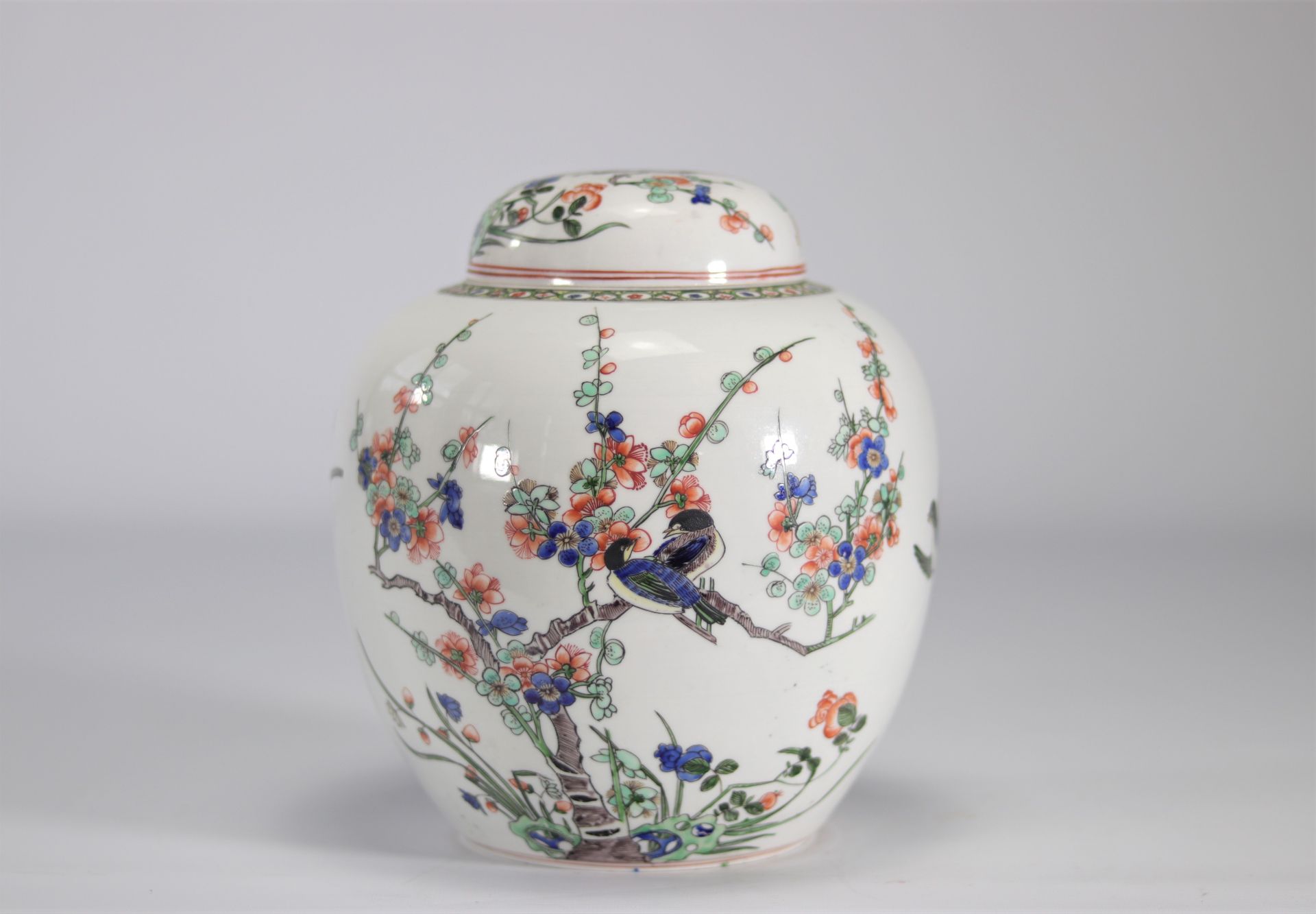 Covered vase in Chinese porcelain of the famille verte decorated with birds