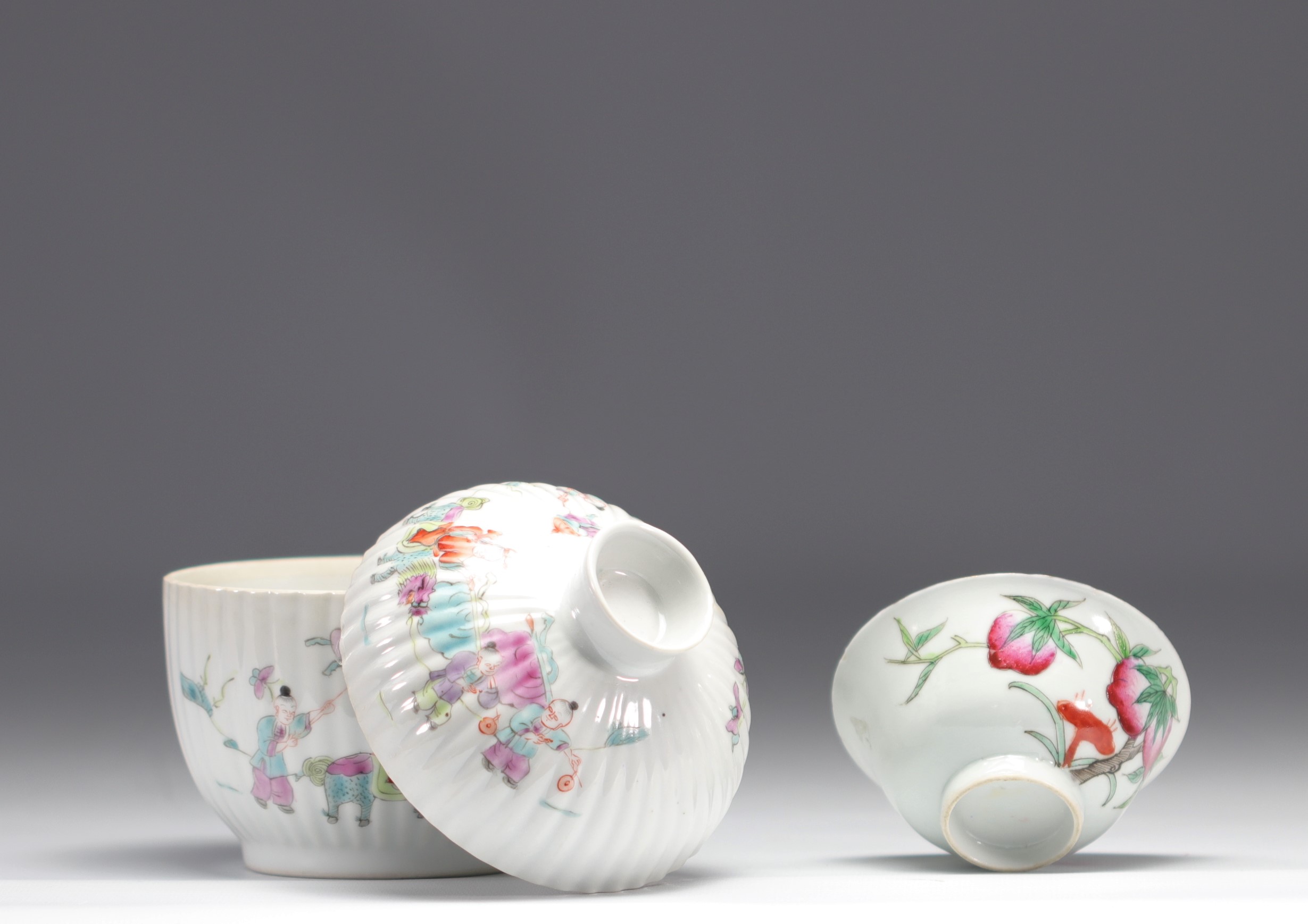 Covered pot and bowl in Famille Rose porcelain decorated with figures and peaches - Image 3 of 3