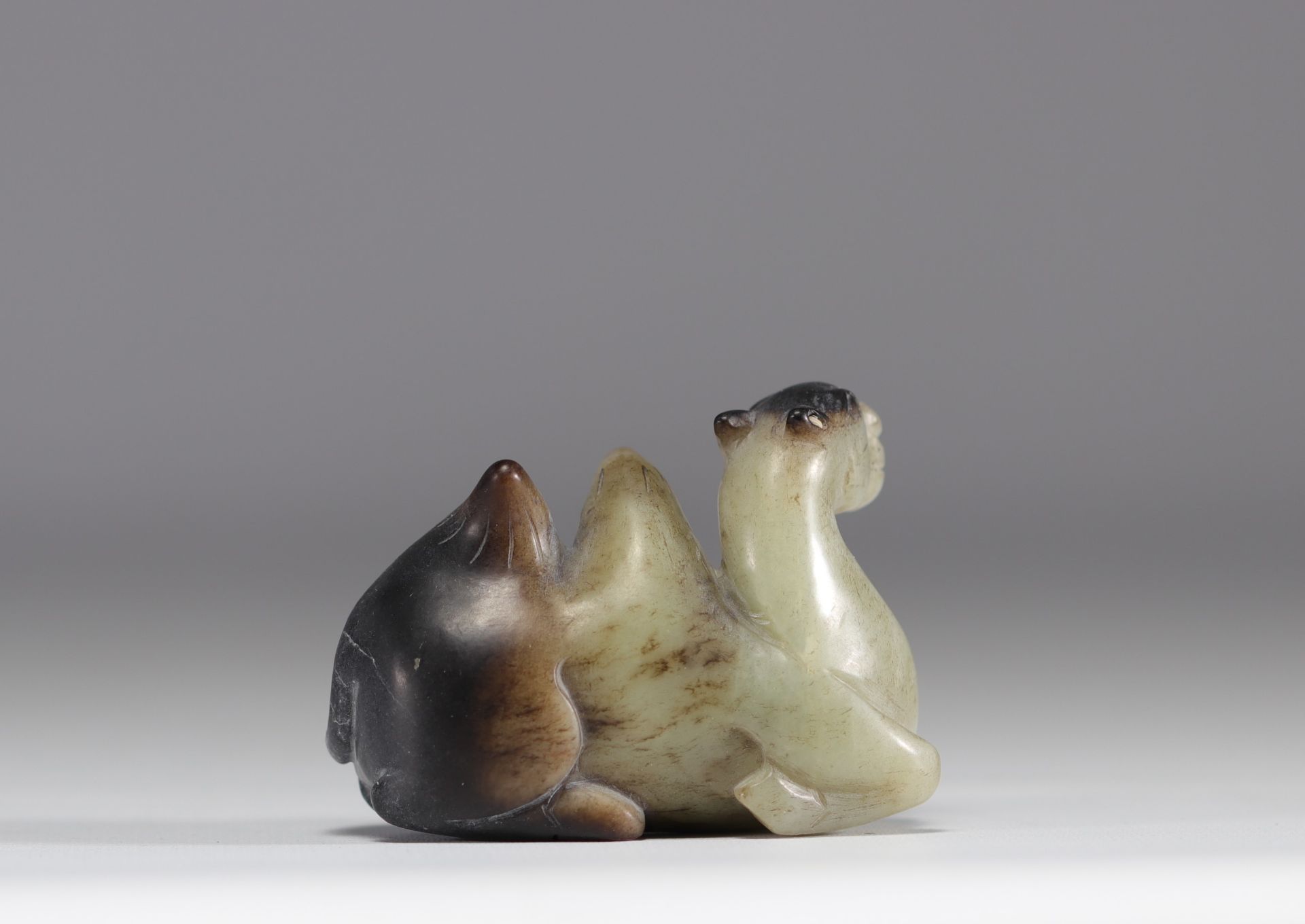 Green and black jade "camel" sculpture from the Qing period (æ¸…æœ) - Image 2 of 2