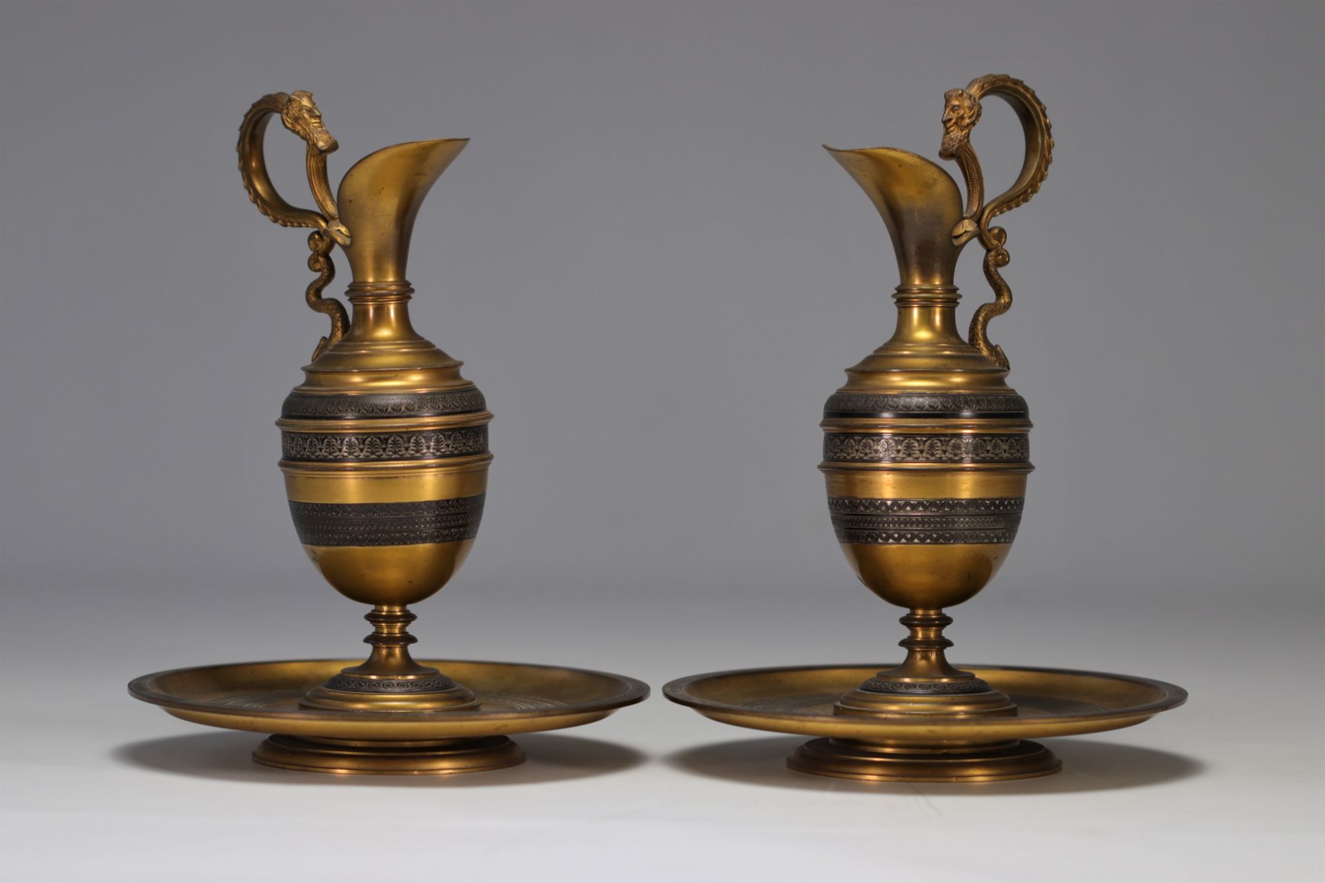 Pair of antique bronze pourers with silver inlay - Bild 2 aus 4