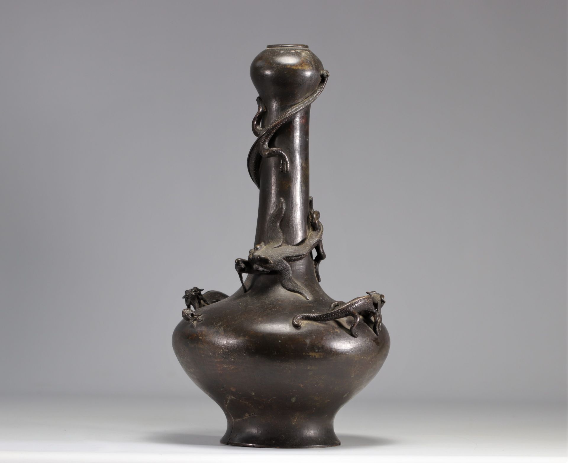 A Xuande Nian Zhi bronze bottle vase decorated with a Chilon from the Ming period (æ˜Žæœ) - Image 4 of 5