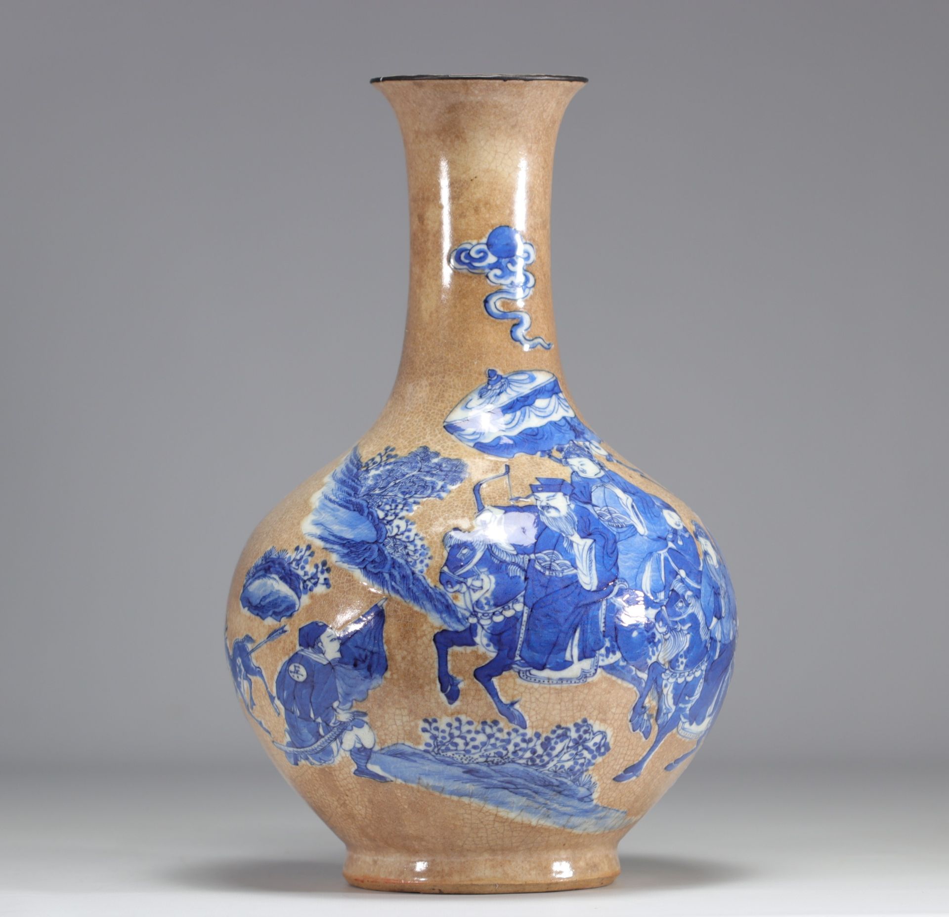 Chinese porcelain vase "Nankin" decorated with a deer hunt on a cracked white background - Image 3 of 5