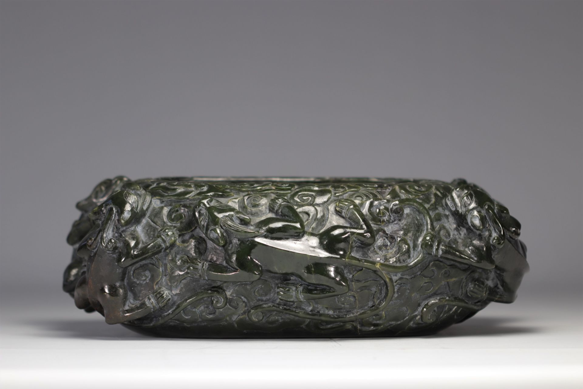 Impressive brushwork in spinach green jade decorated with Chilons - Image 4 of 5