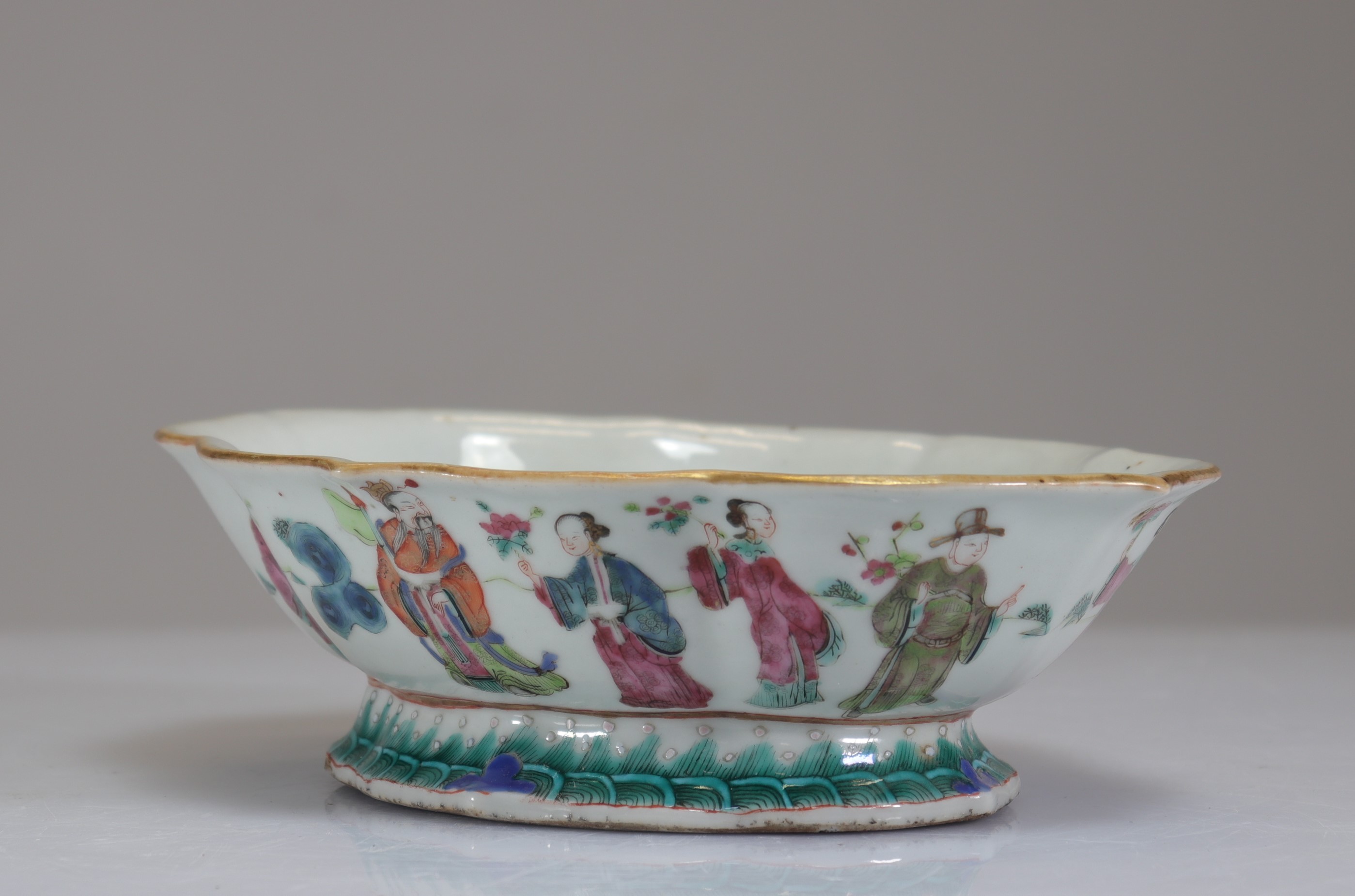 Porcelain famille rose cup decorated with 19th century characters