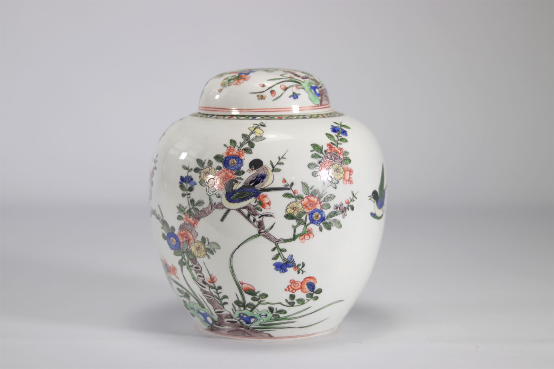 Covered vase in Chinese porcelain of the famille verte decorated with birds - Image 4 of 5